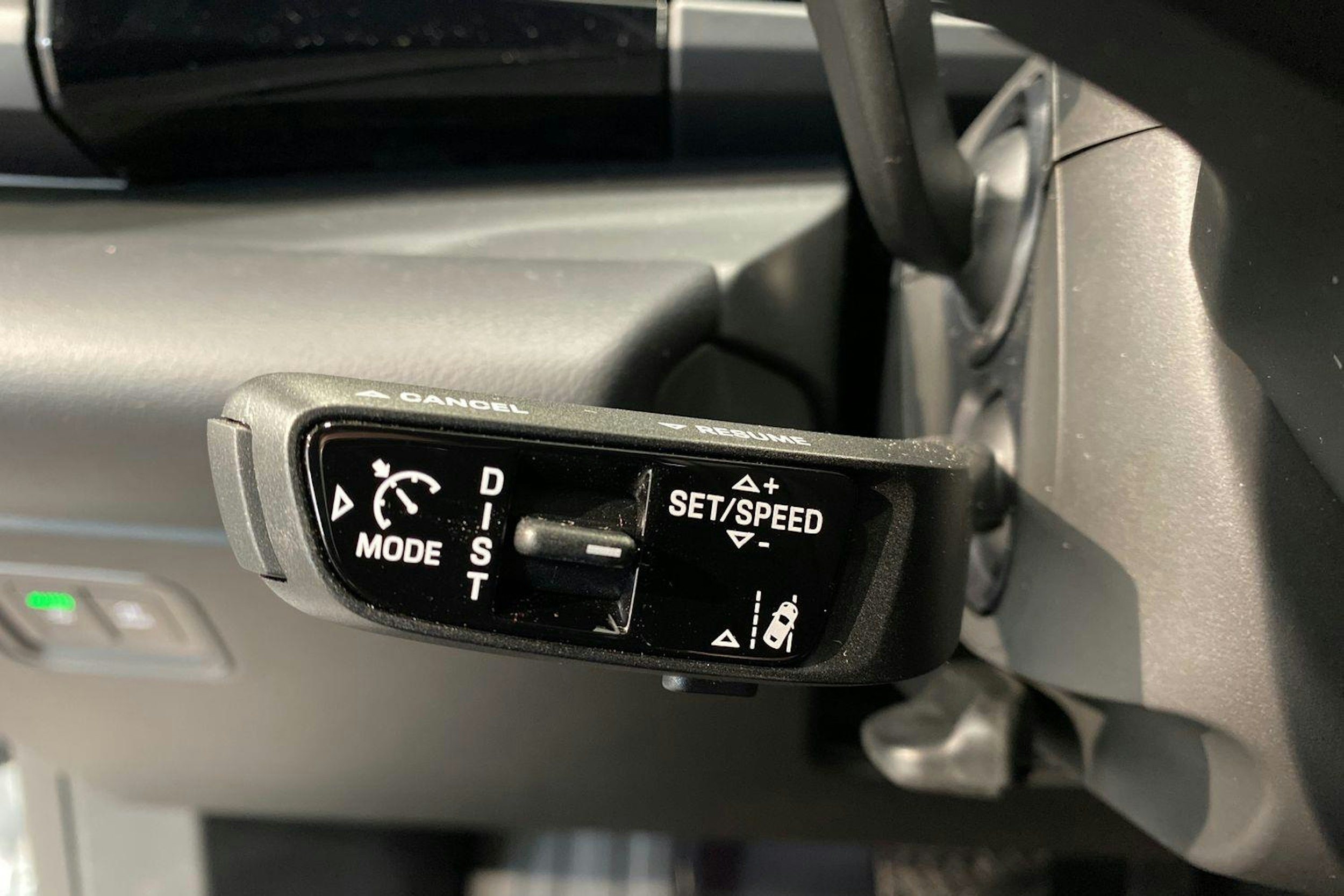 valkoinen Porsche Macan 2024 kuva 11.