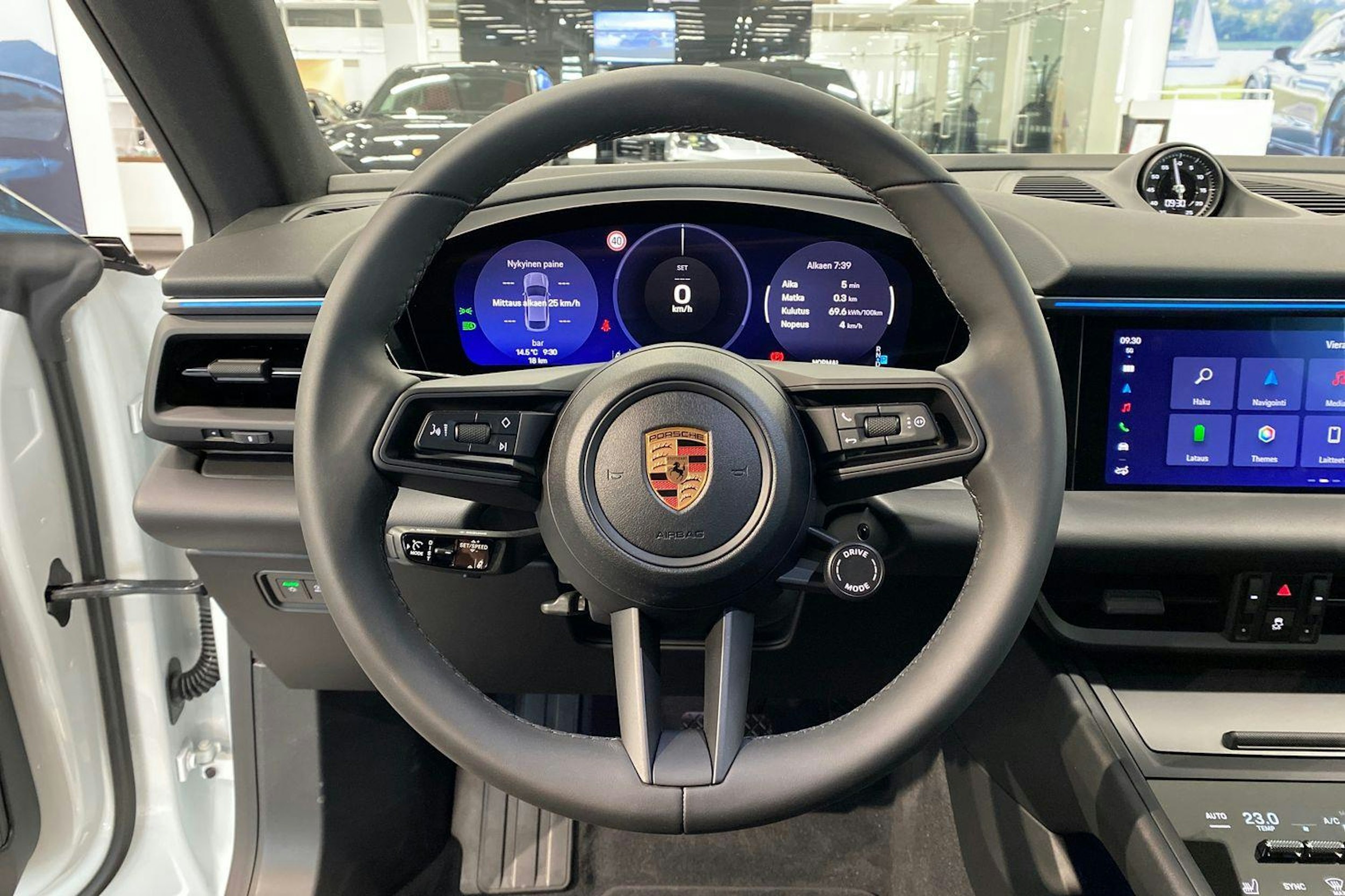 valkoinen Porsche Macan 2024 kuva 12.