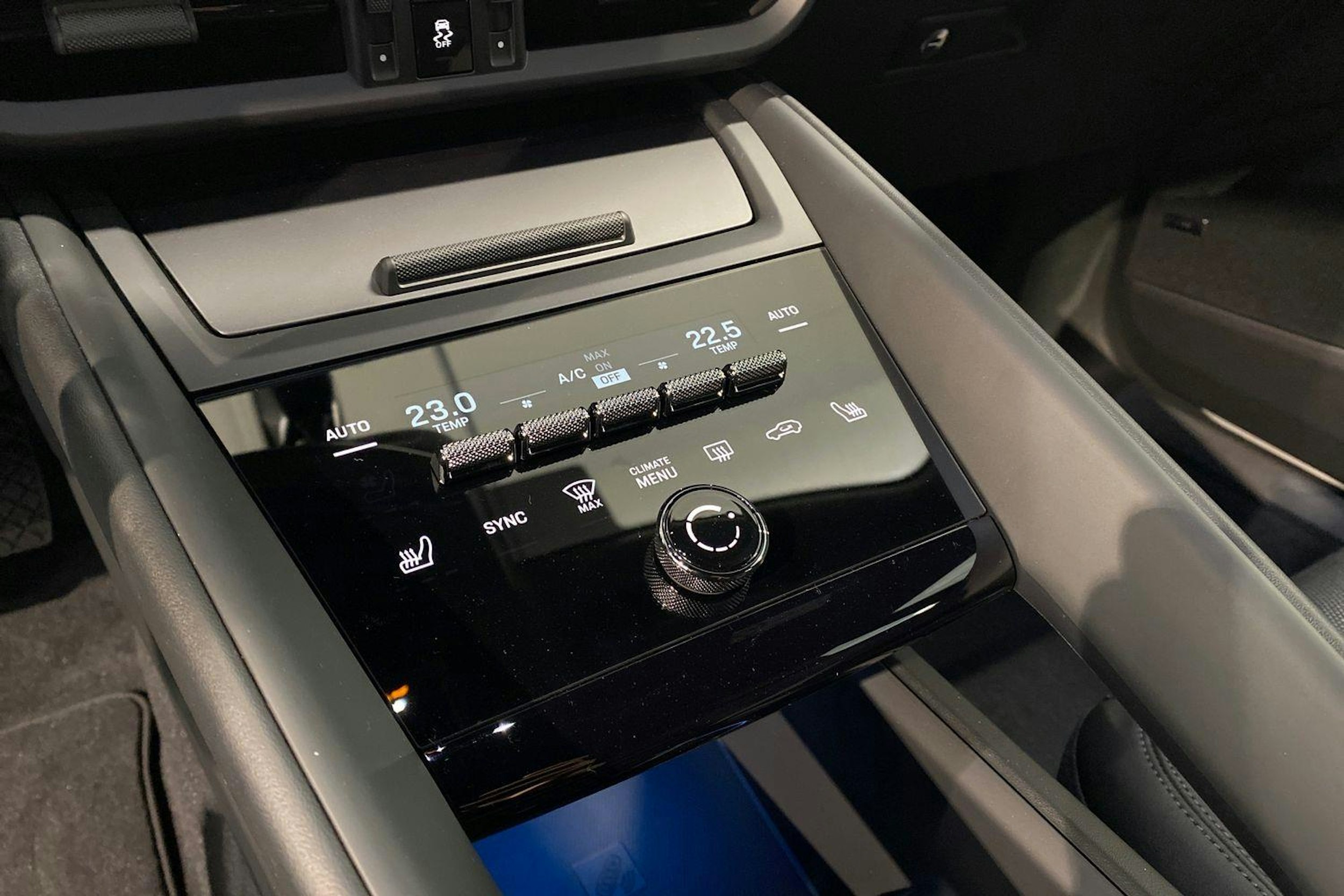 valkoinen Porsche Macan 2024 kuva 13.