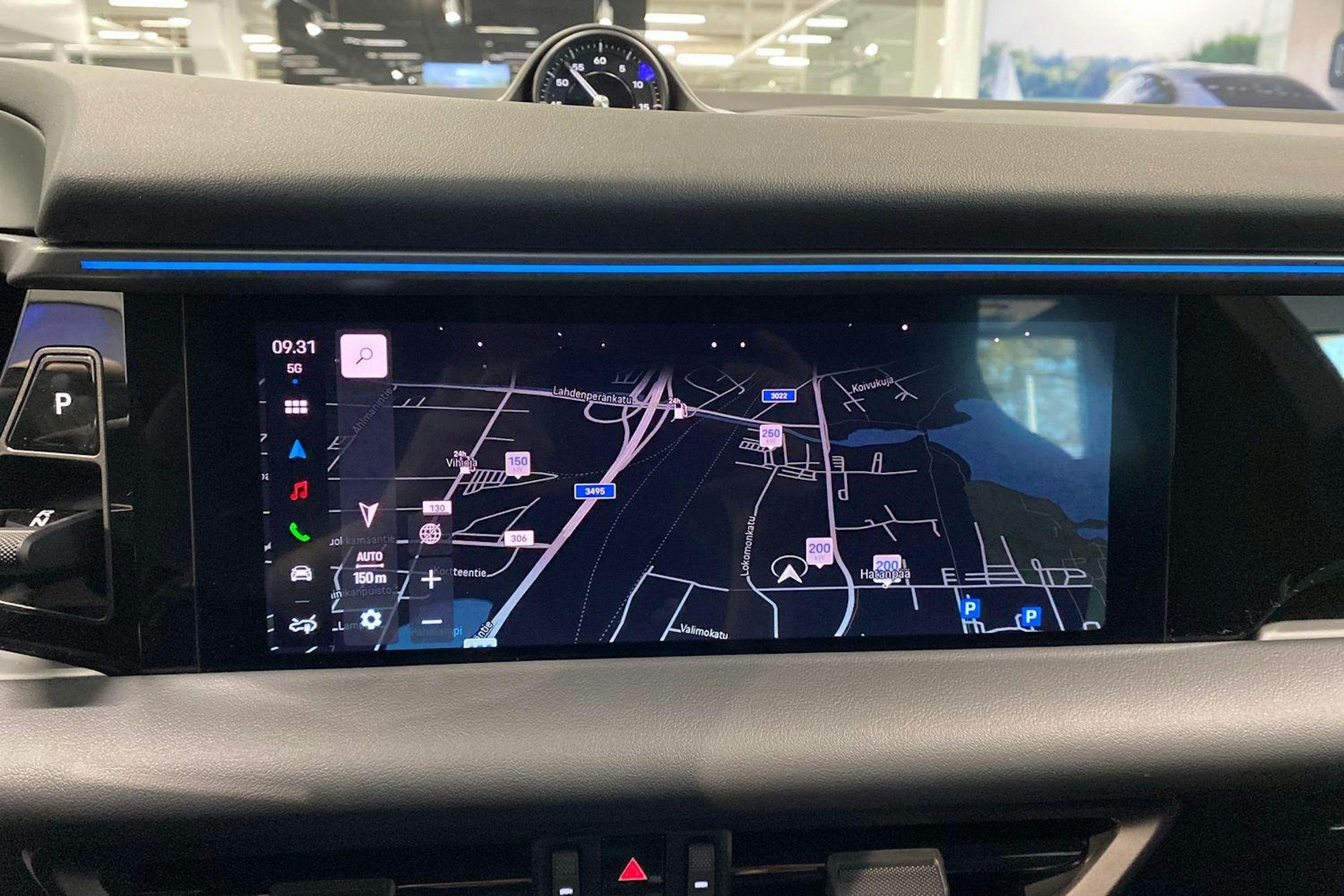 valkoinen Porsche Macan 2024 kuva 15.