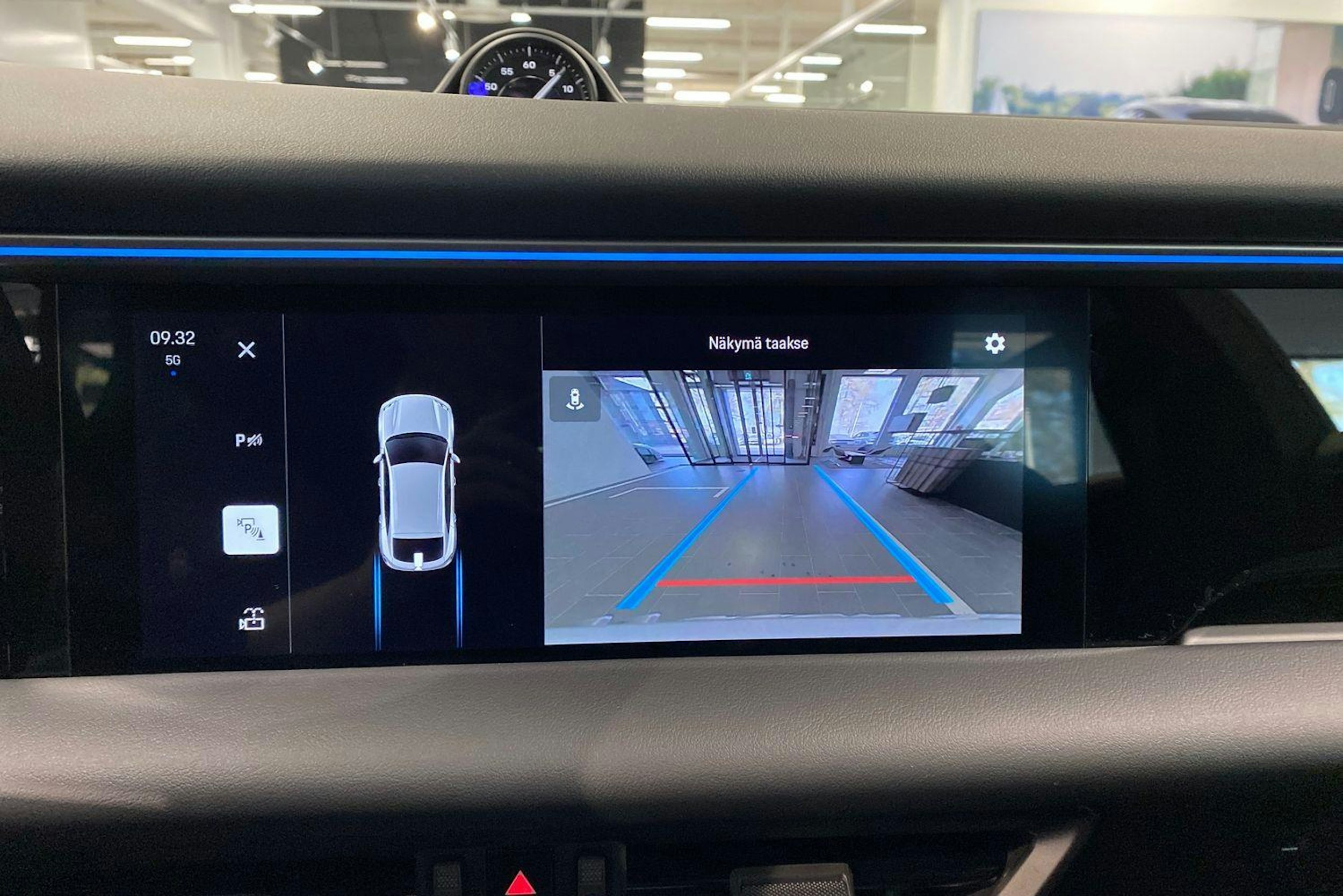 valkoinen Porsche Macan 2024 kuva 16.