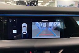 valkoinen Porsche Macan 2024 kuva 16.