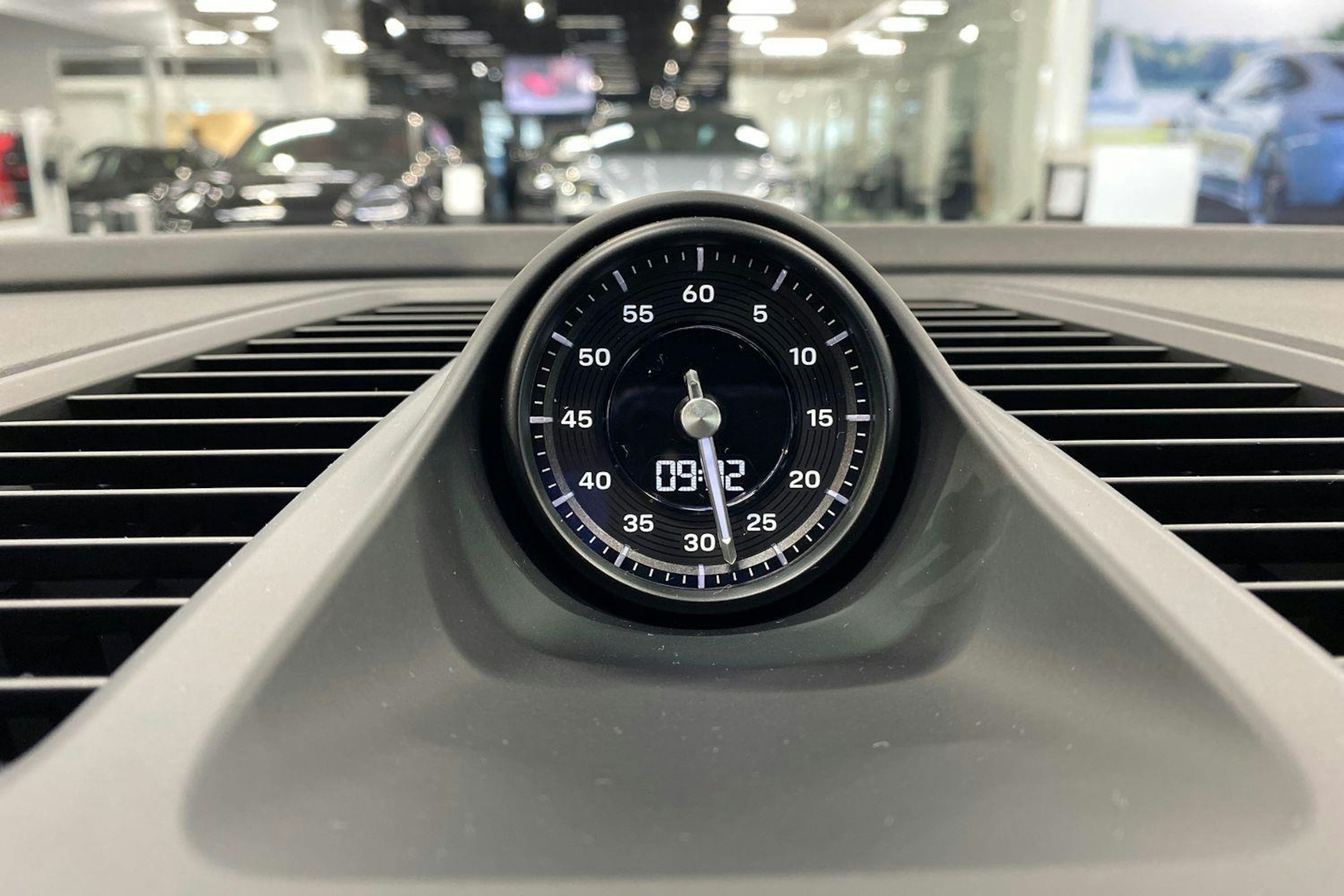 valkoinen Porsche Macan 2024 kuva 17.