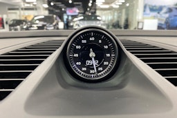 valkoinen Porsche Macan 2024 kuva 17.