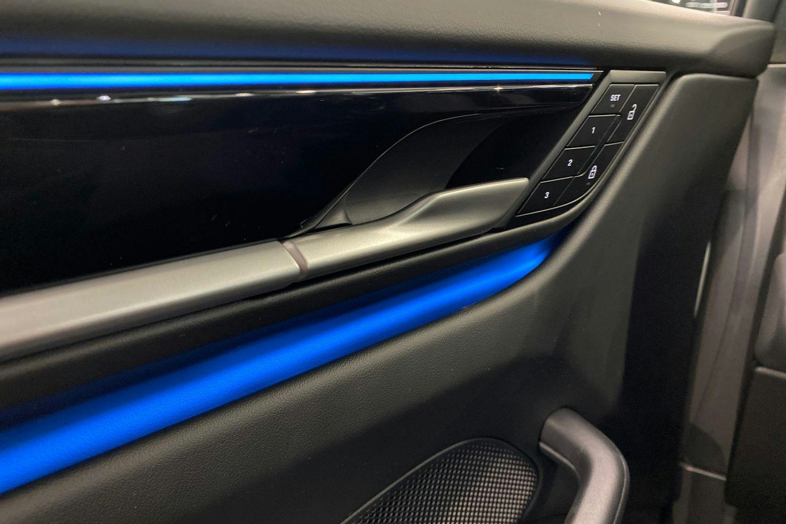 valkoinen Porsche Macan 2024 kuva 19.
