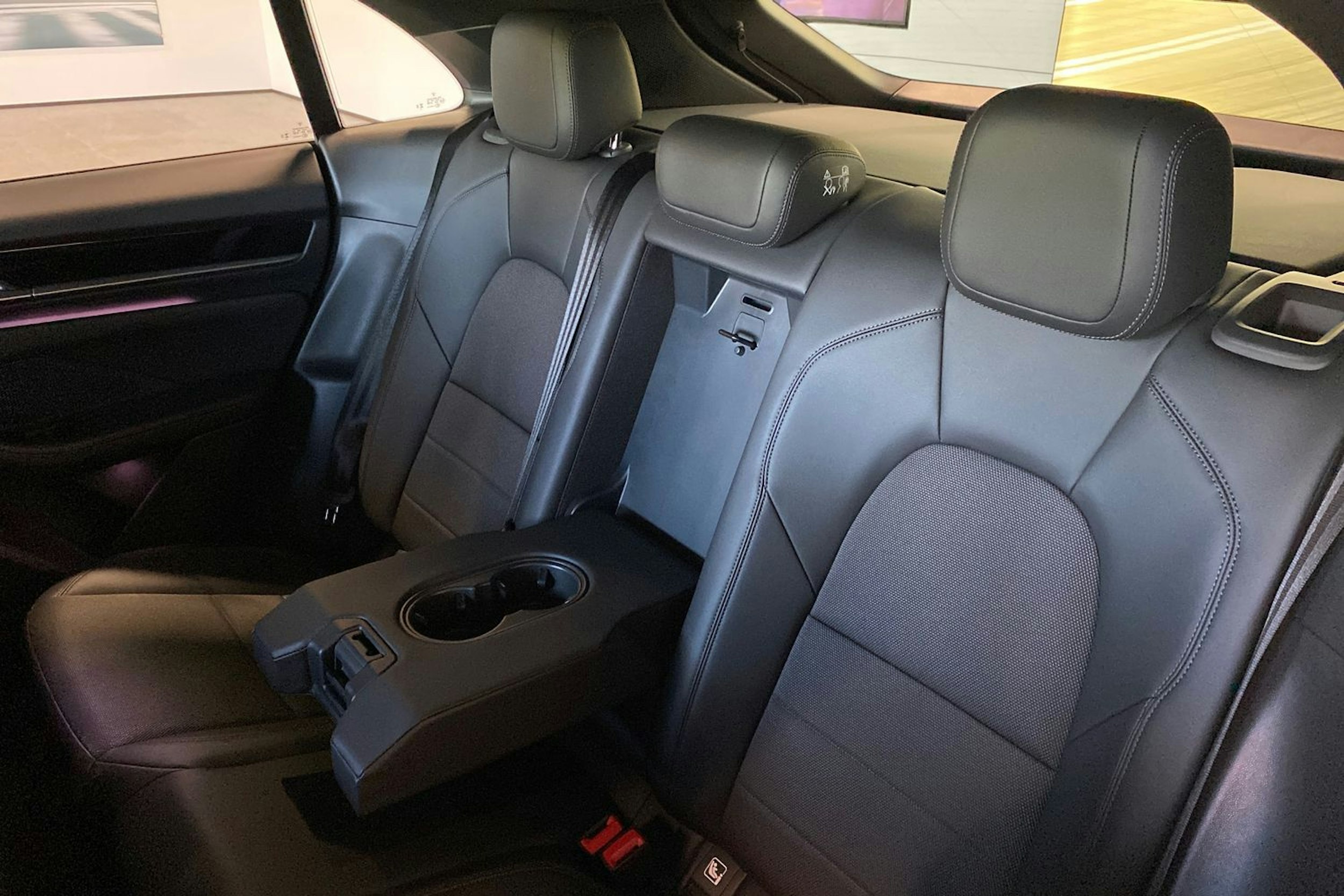 ruskea (beige) Porsche Macan 2024 kuva 18.