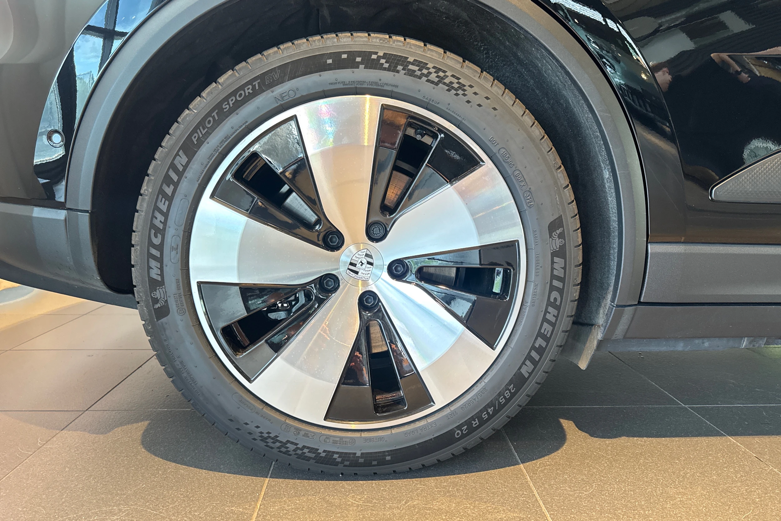 musta Porsche Macan 2024 kuva 10.