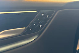 musta Porsche Macan 2024 kuva 11.