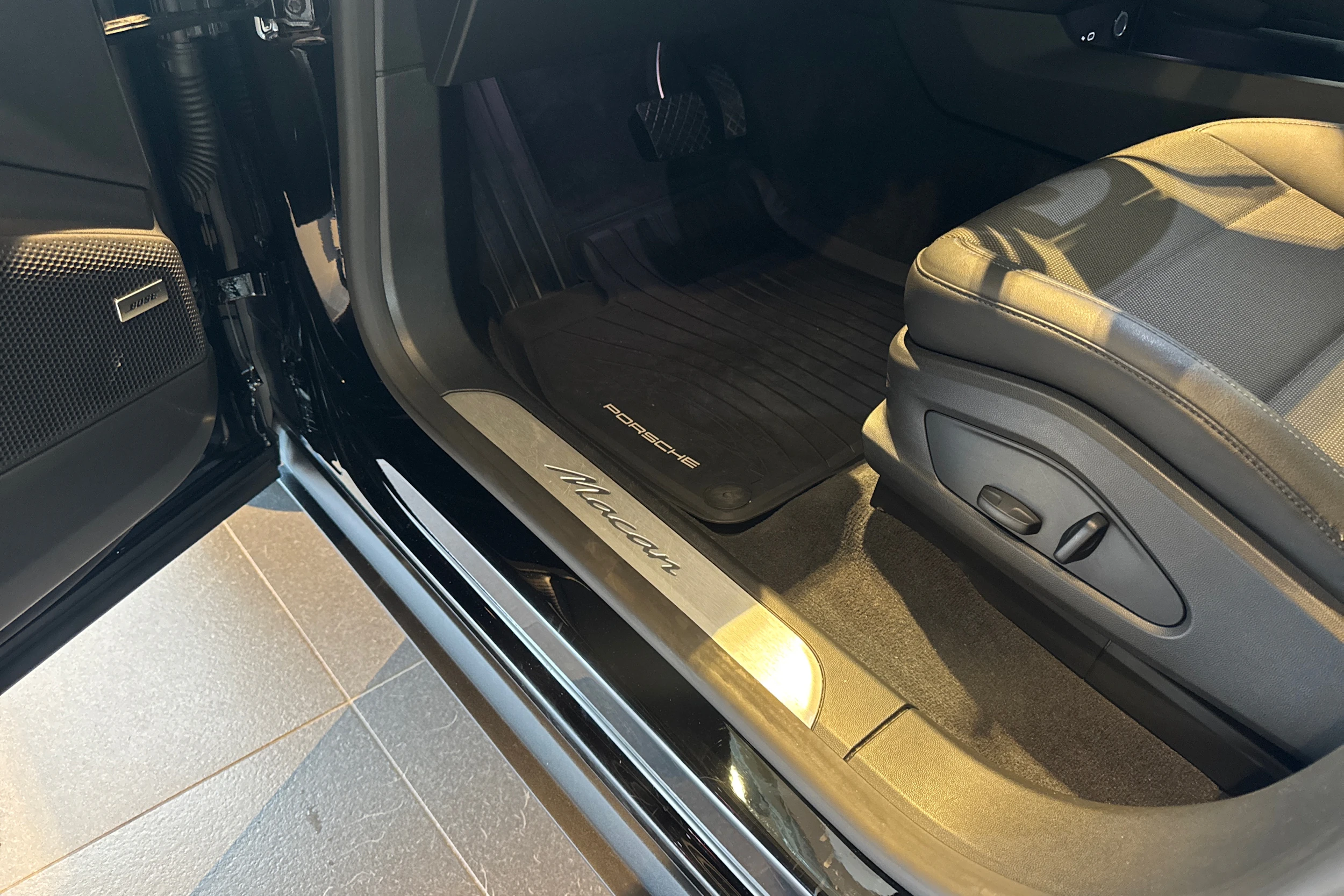 musta Porsche Macan 2024 kuva 12.