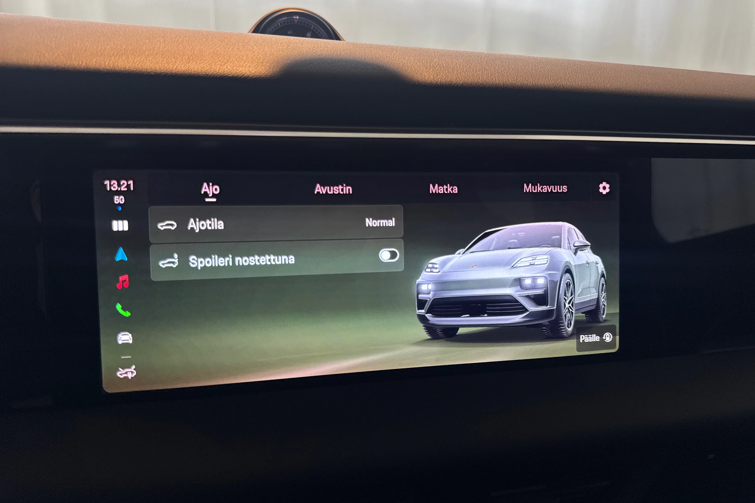 musta Porsche Macan 2024 kuva 16.
