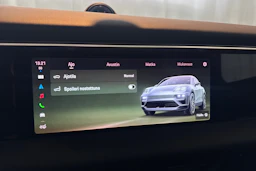 musta Porsche Macan 2024 kuva 16.