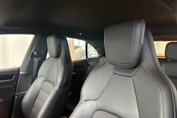 musta Porsche Macan 2024 kuva 18.