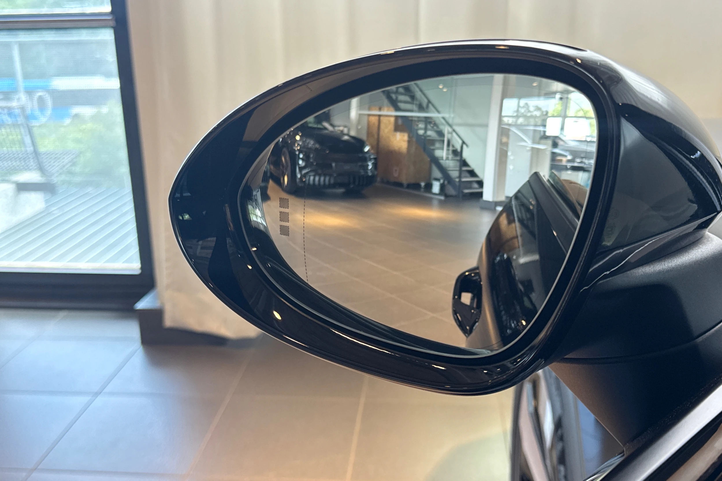 musta Porsche Macan 2024 kuva 19.