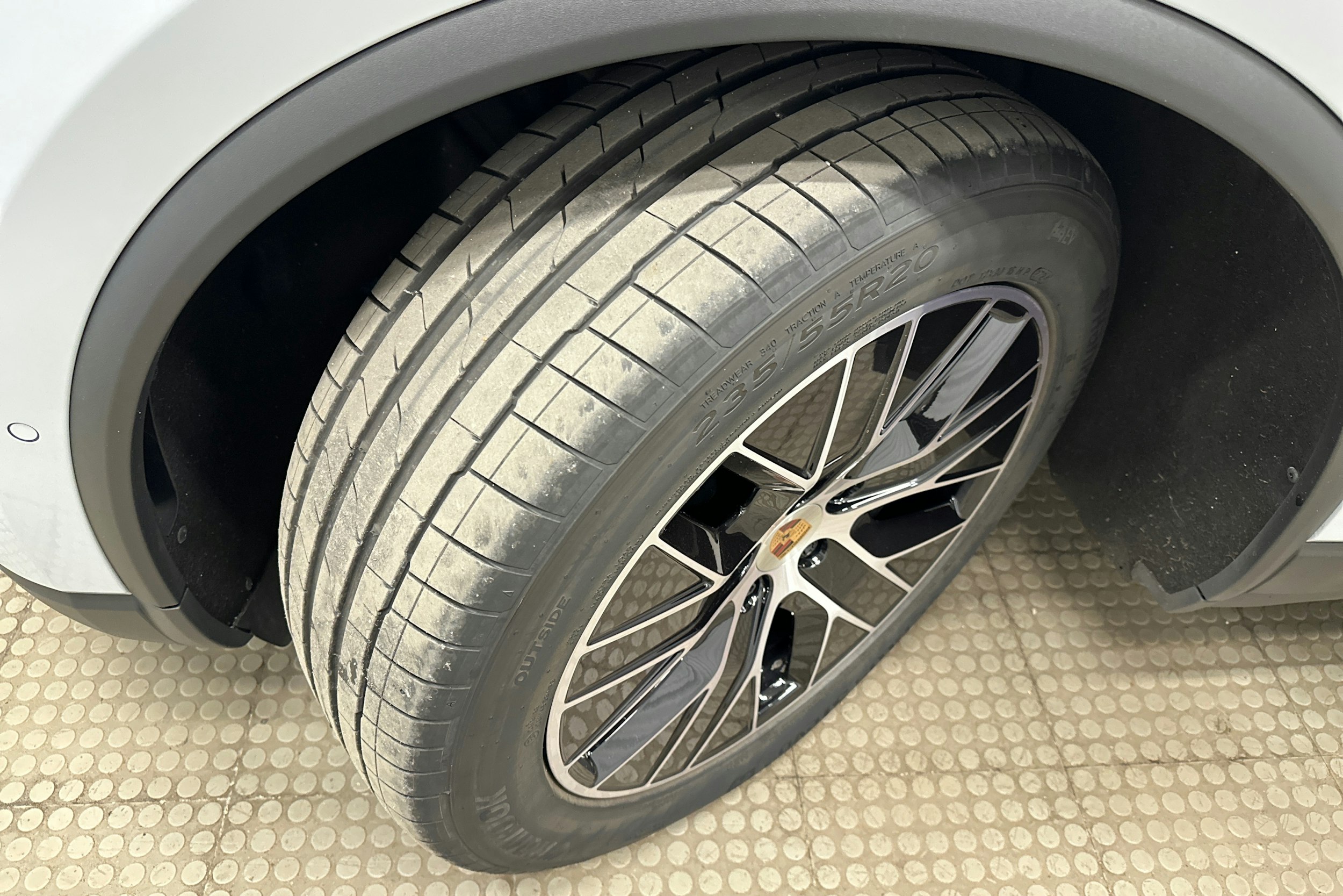 harmaa Porsche Macan 2024 kuva 10.