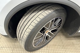 harmaa Porsche Macan 2024 kuva 10.