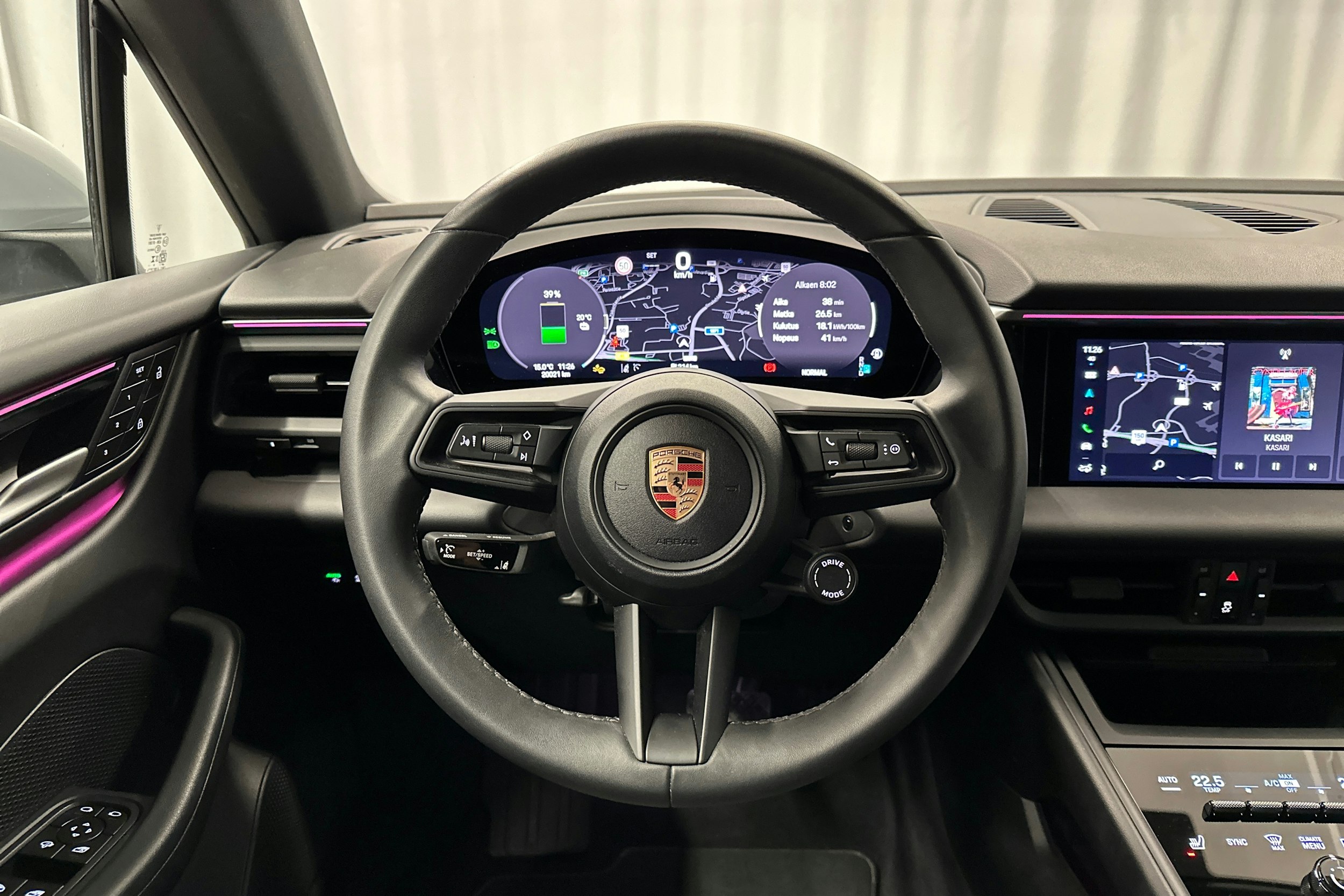 harmaa Porsche Macan 2024 kuva 11.
