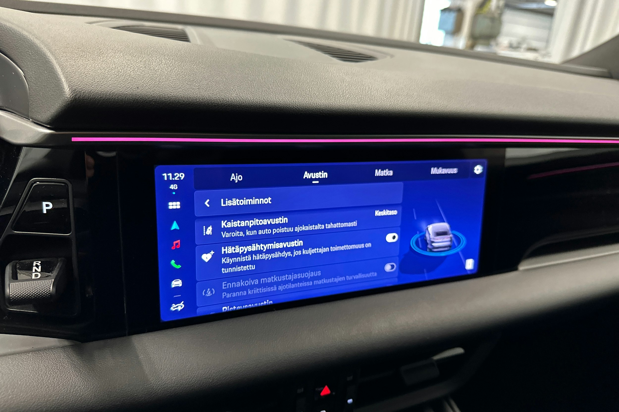 harmaa Porsche Macan 2024 kuva 18.