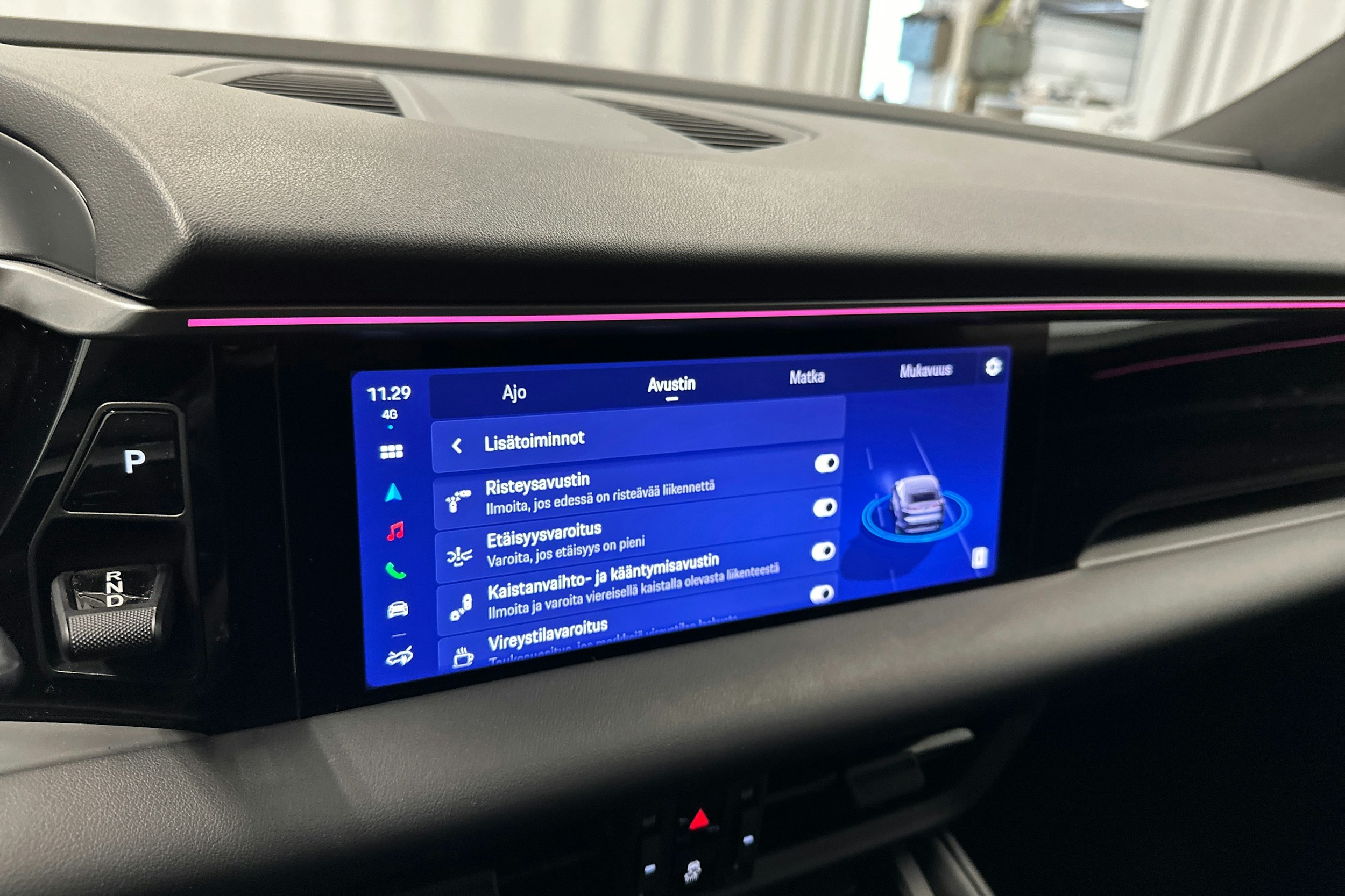 harmaa Porsche Macan 2024 kuva 19.