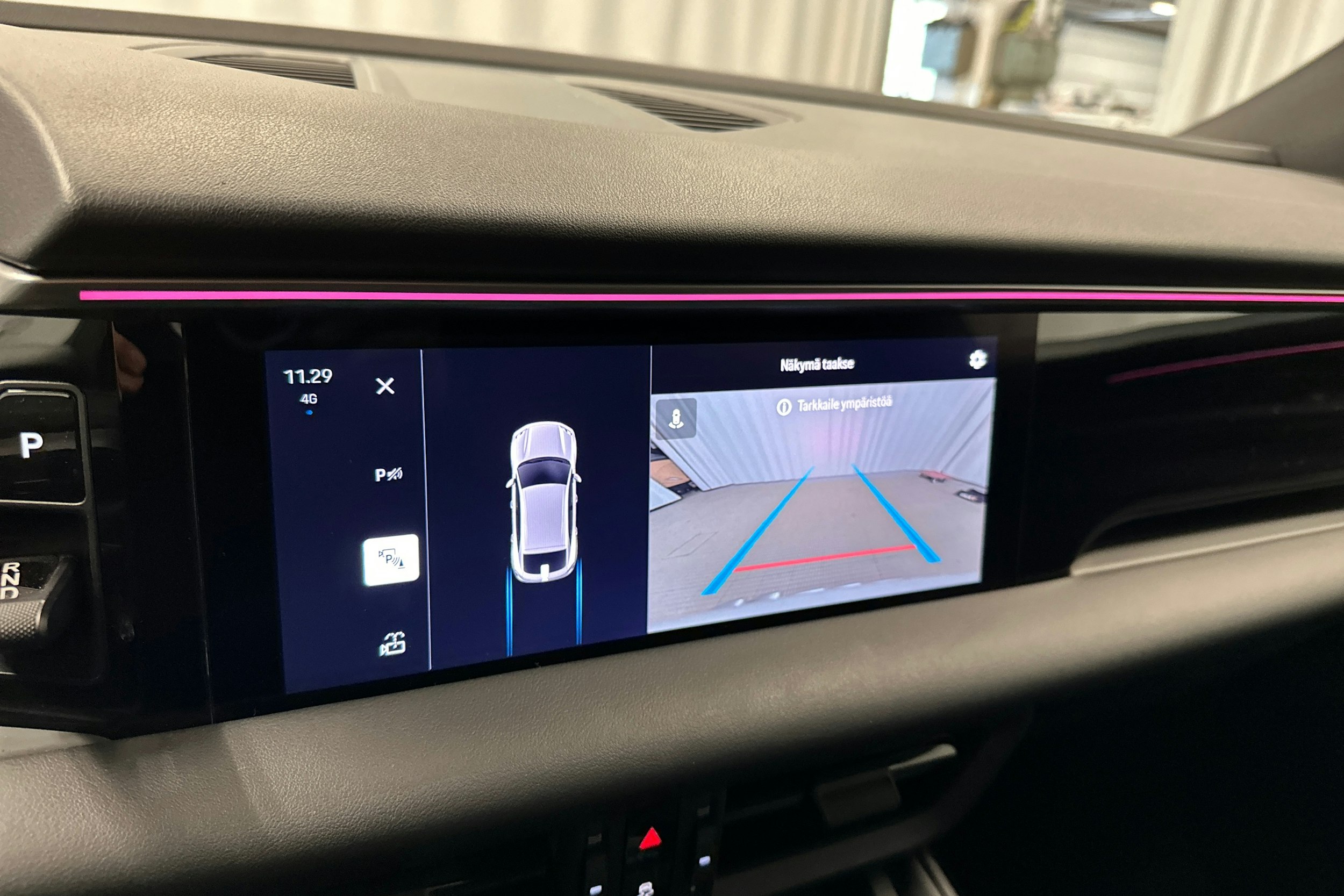 harmaa Porsche Macan 2024 kuva 20.