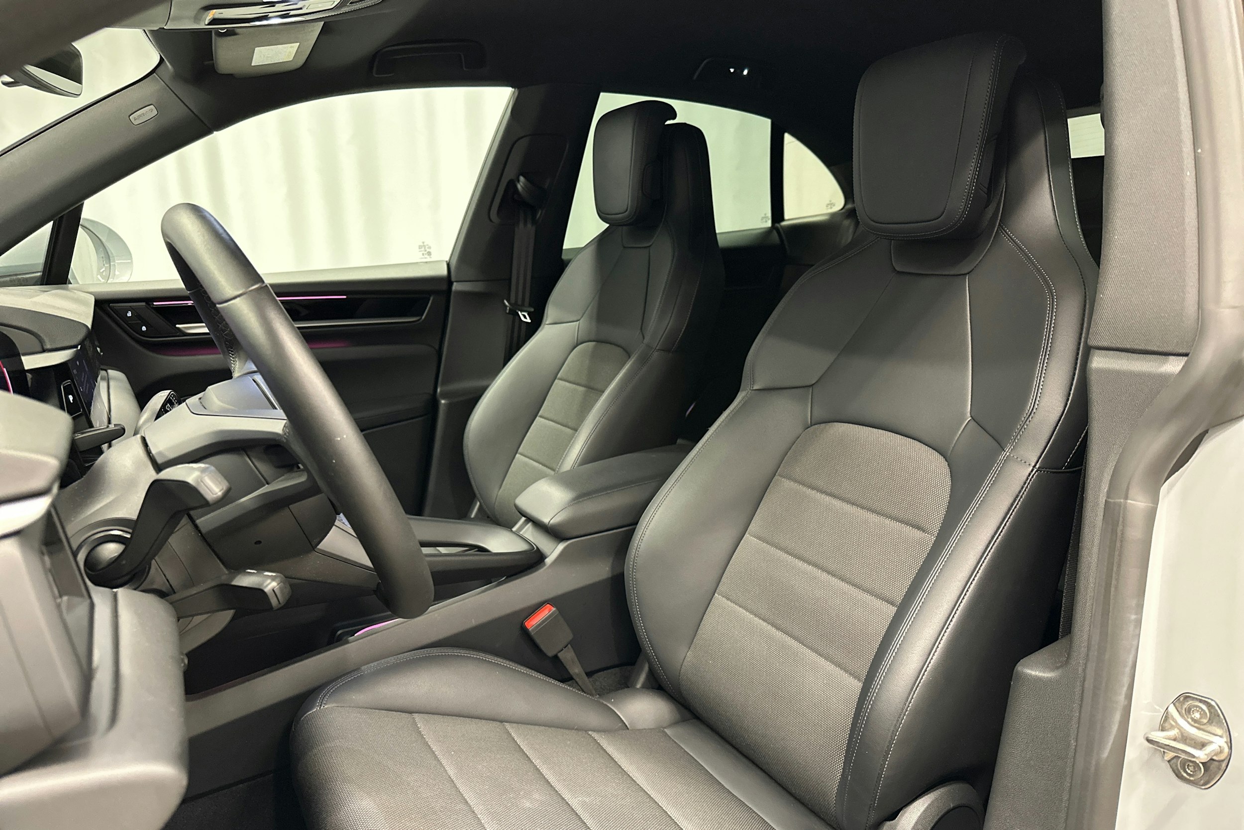harmaa Porsche Macan 2024 kuva 22.