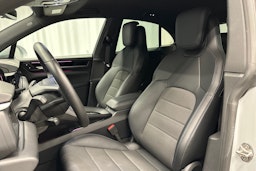 harmaa Porsche Macan 2024 kuva 22.