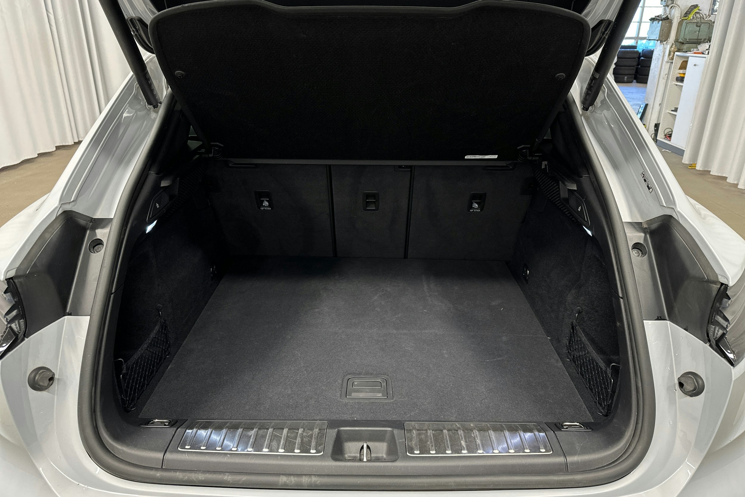 harmaa Porsche Macan 2024 kuva 25.