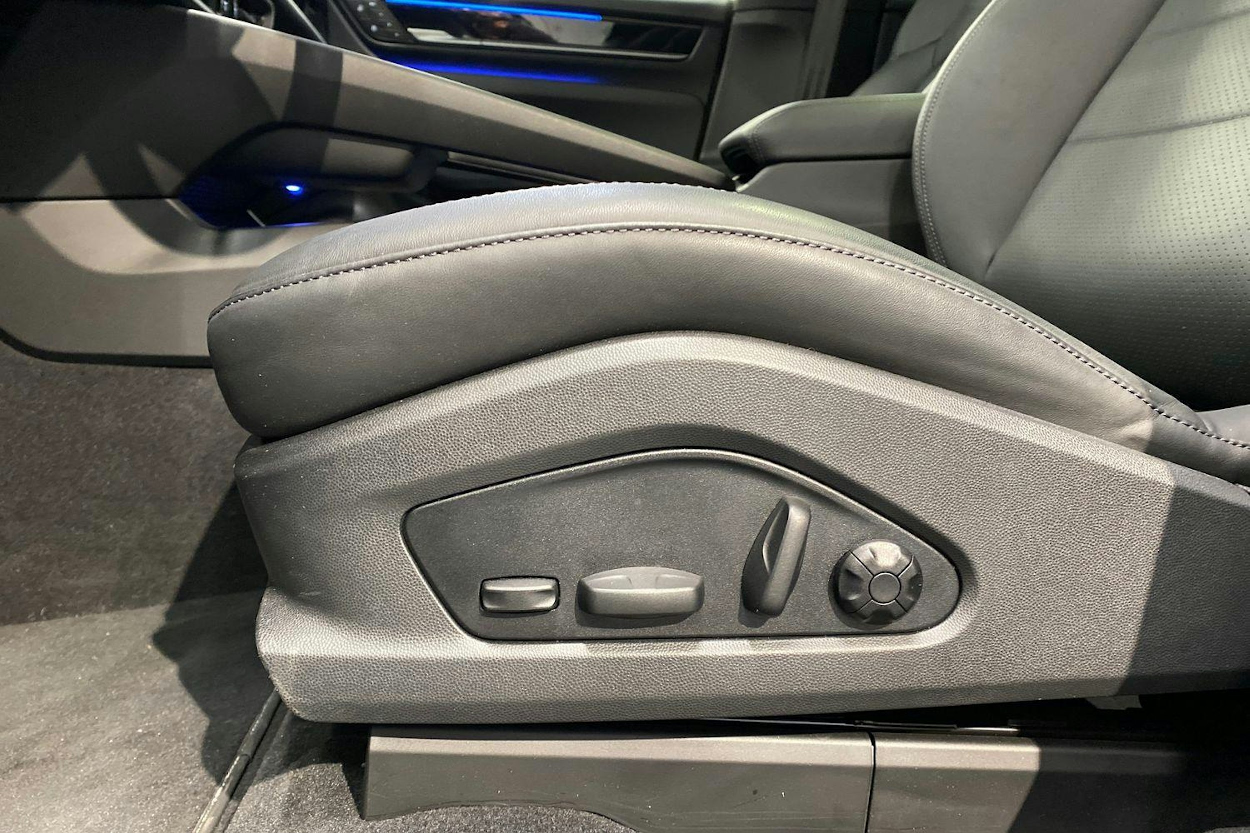 met. vihreä Porsche Macan 2024 kuva 10.