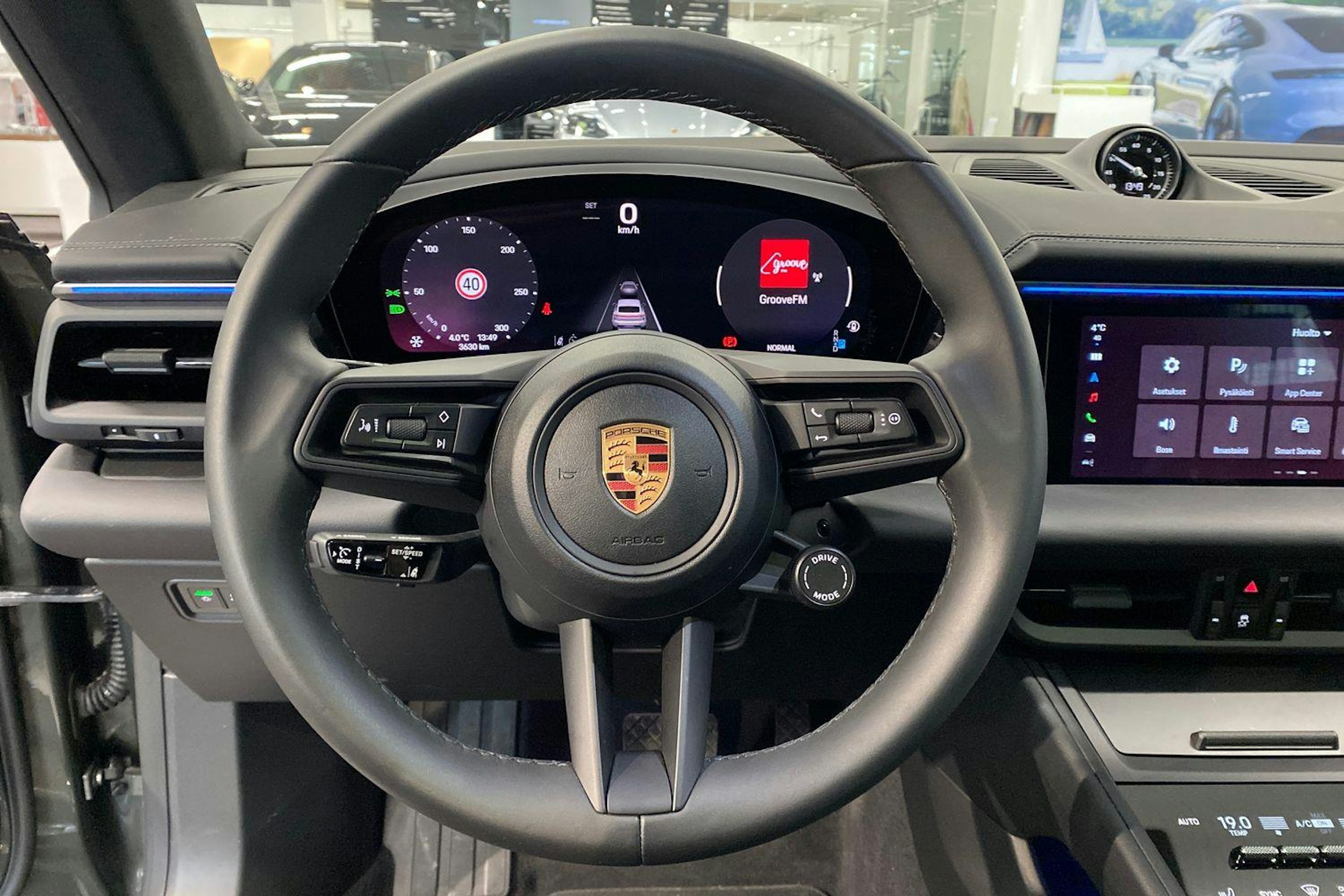 met. vihreä Porsche Macan 2024 kuva 12.