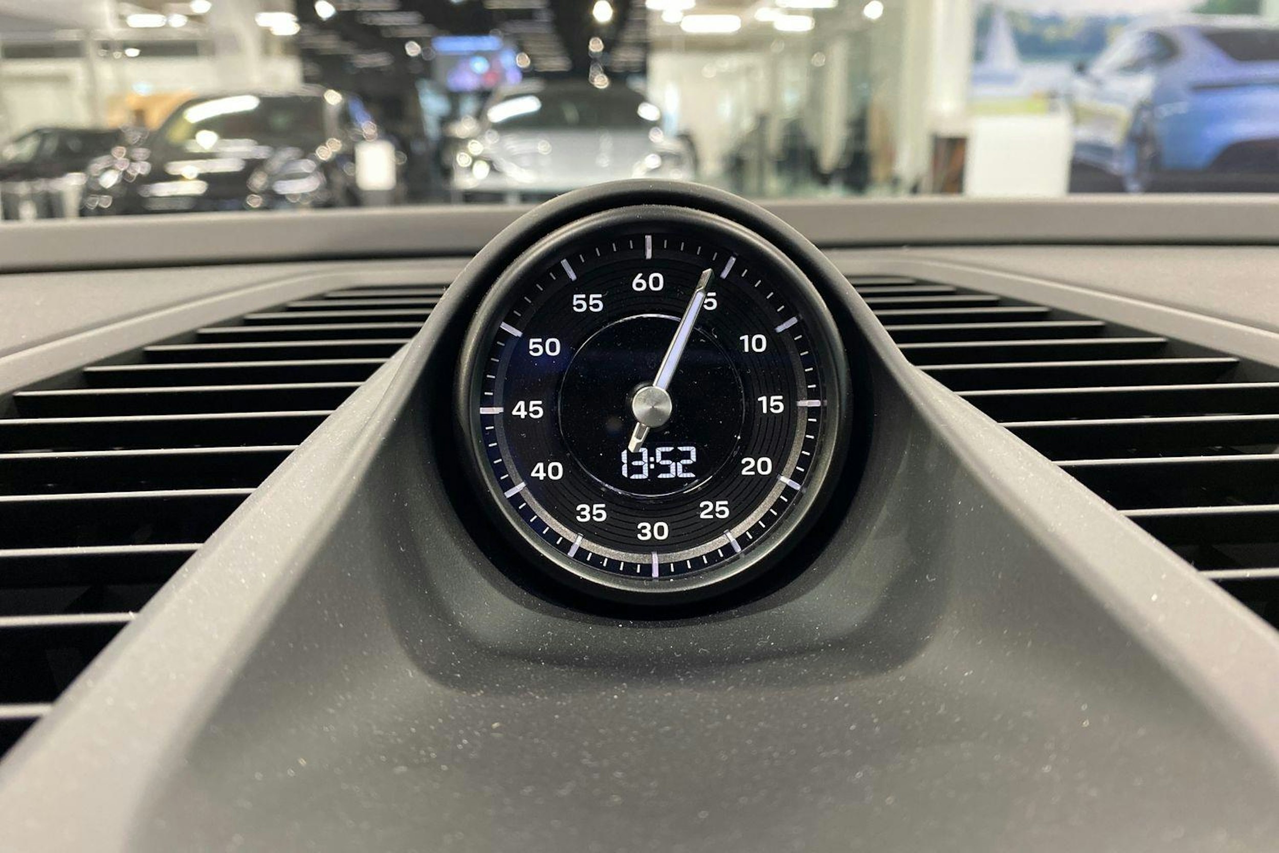 met. vihreä Porsche Macan 2024 kuva 18.