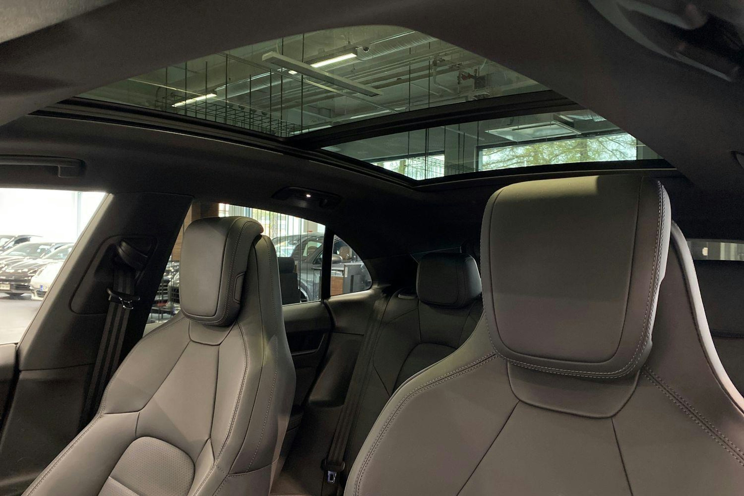 met. vihreä Porsche Macan 2024 kuva 22.