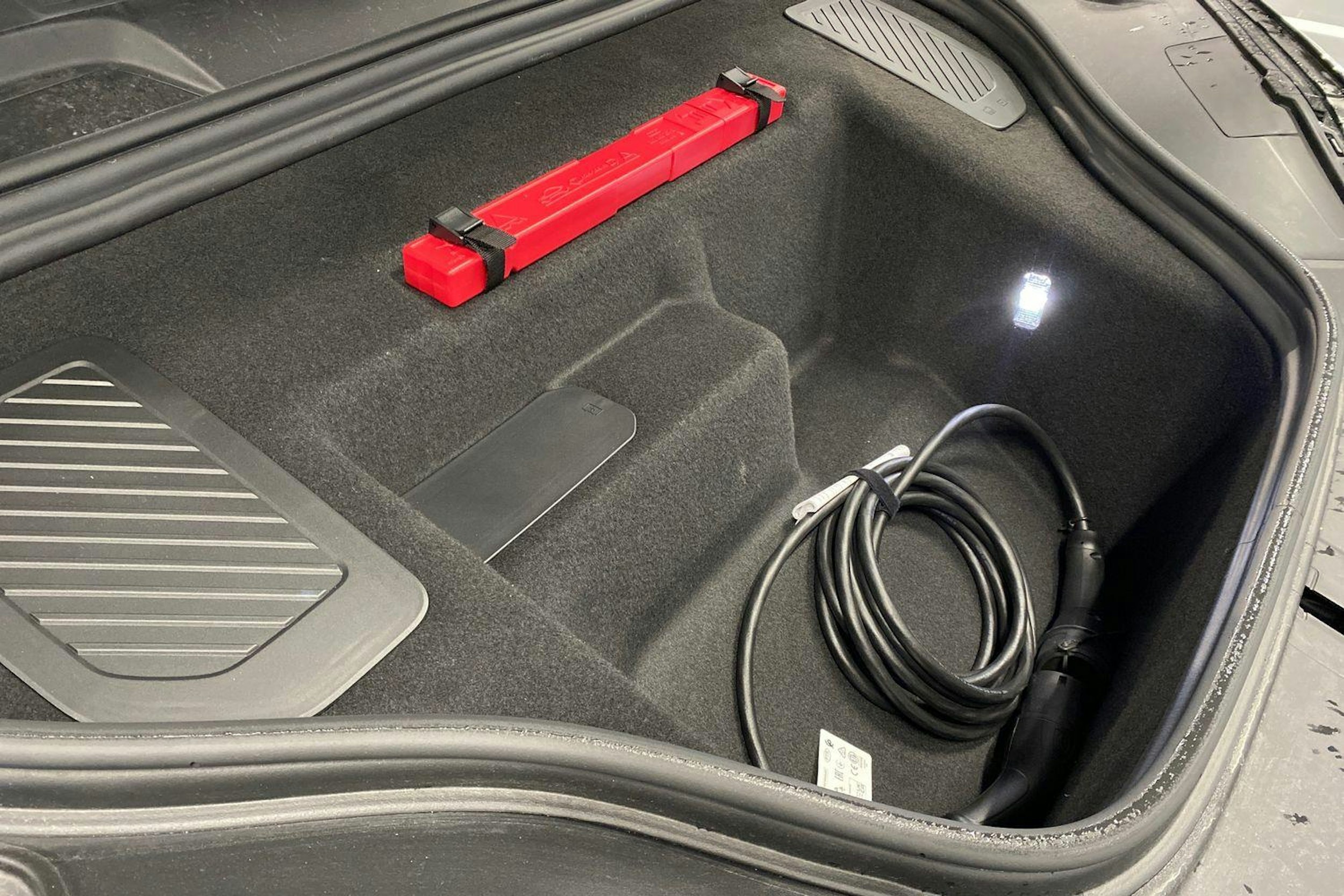 met. vihreä Porsche Macan 2024 kuva 23.