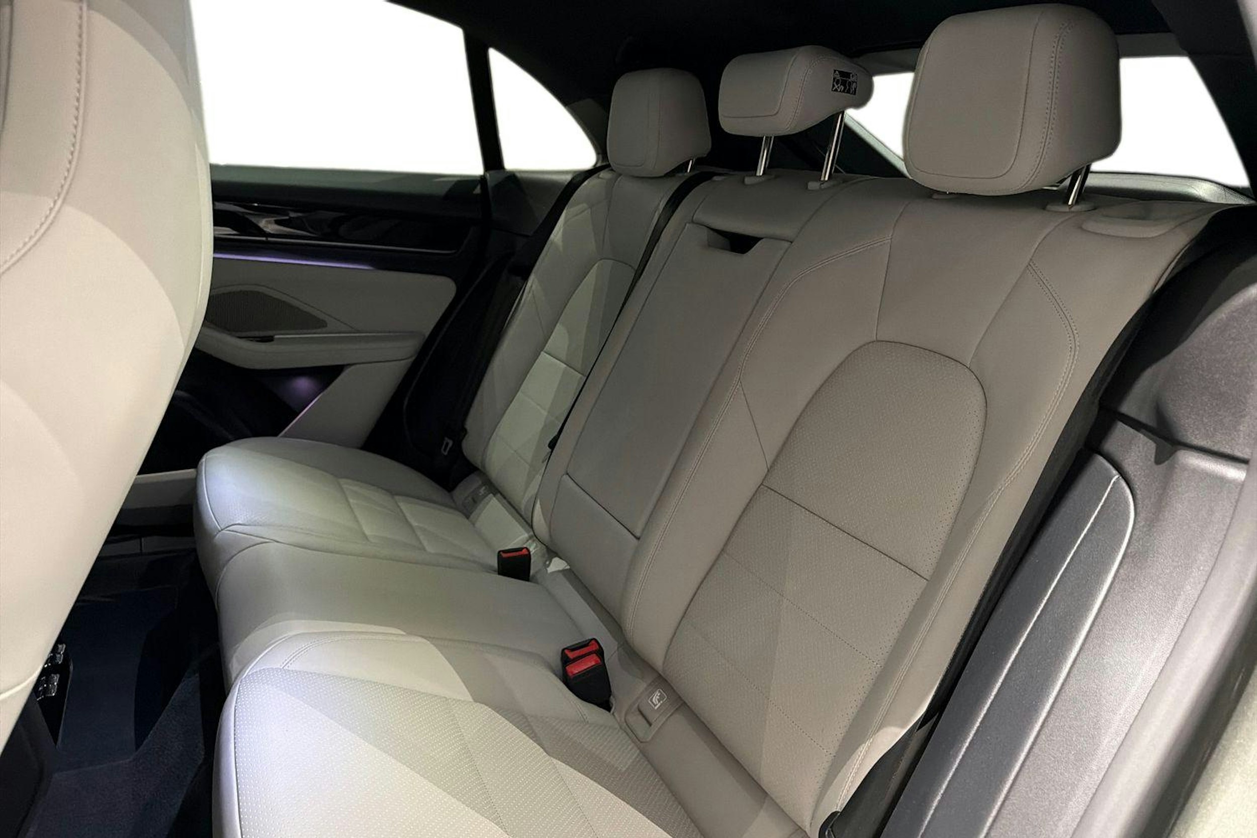 vihreä Porsche Macan 2024 kuva 8.