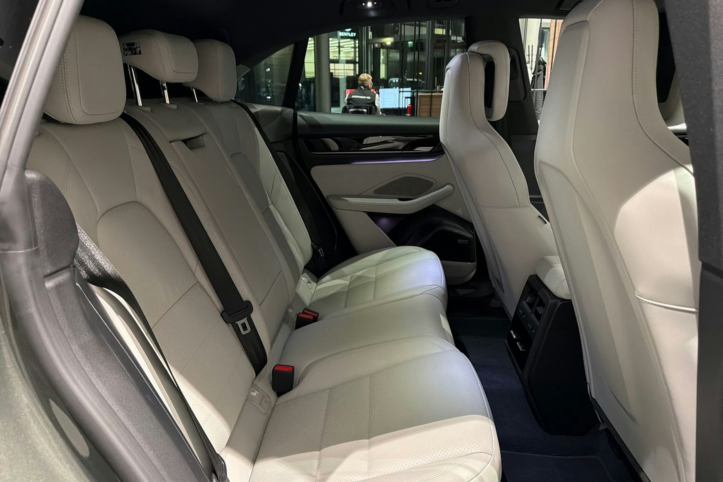 vihreä Porsche Macan 2024 kuva 13.