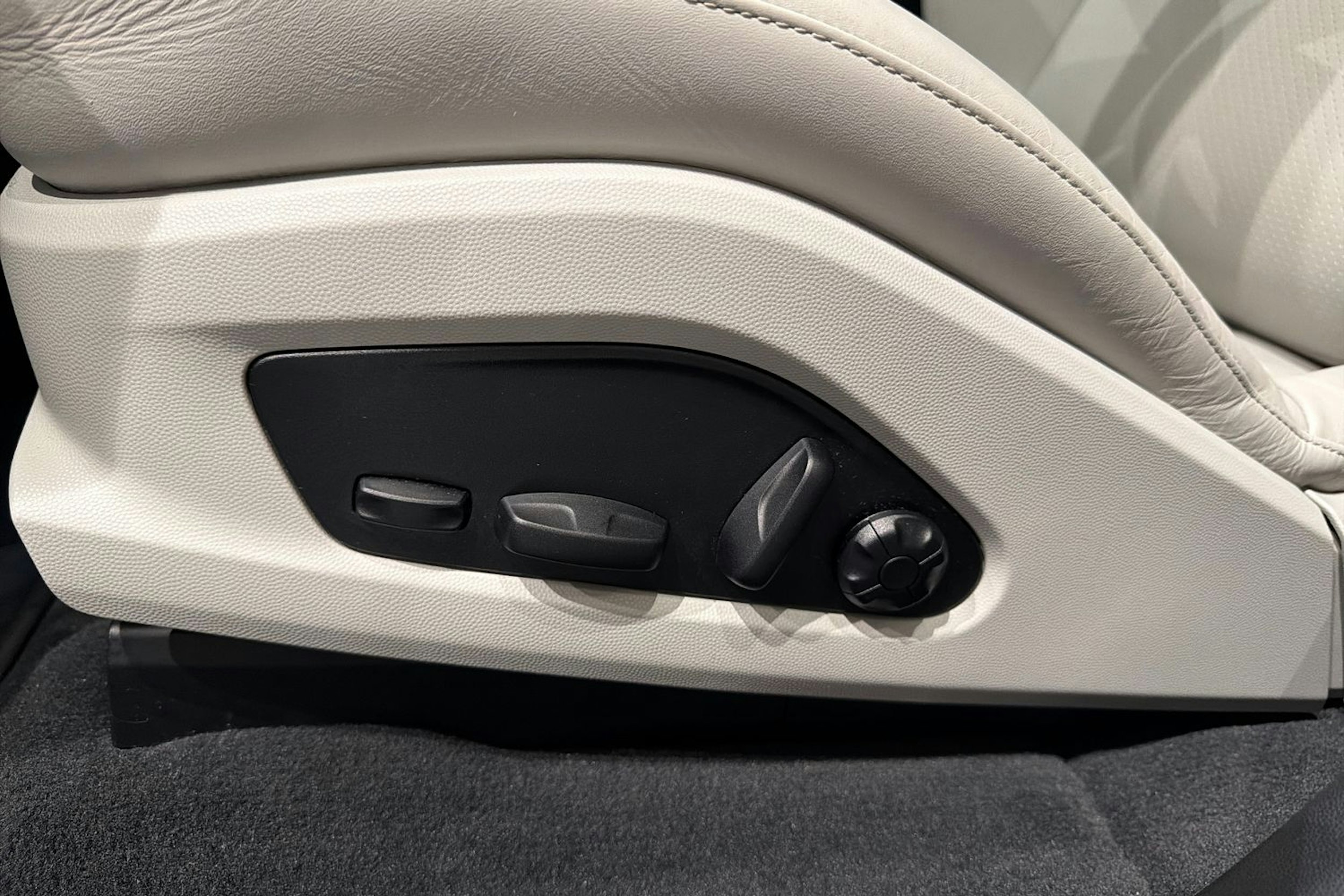 vihreä Porsche Macan 2024 kuva 17.