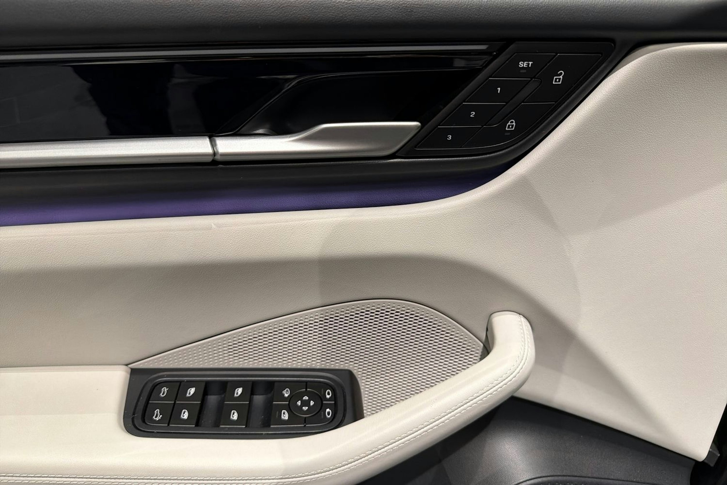 vihreä Porsche Macan 2024 kuva 18.