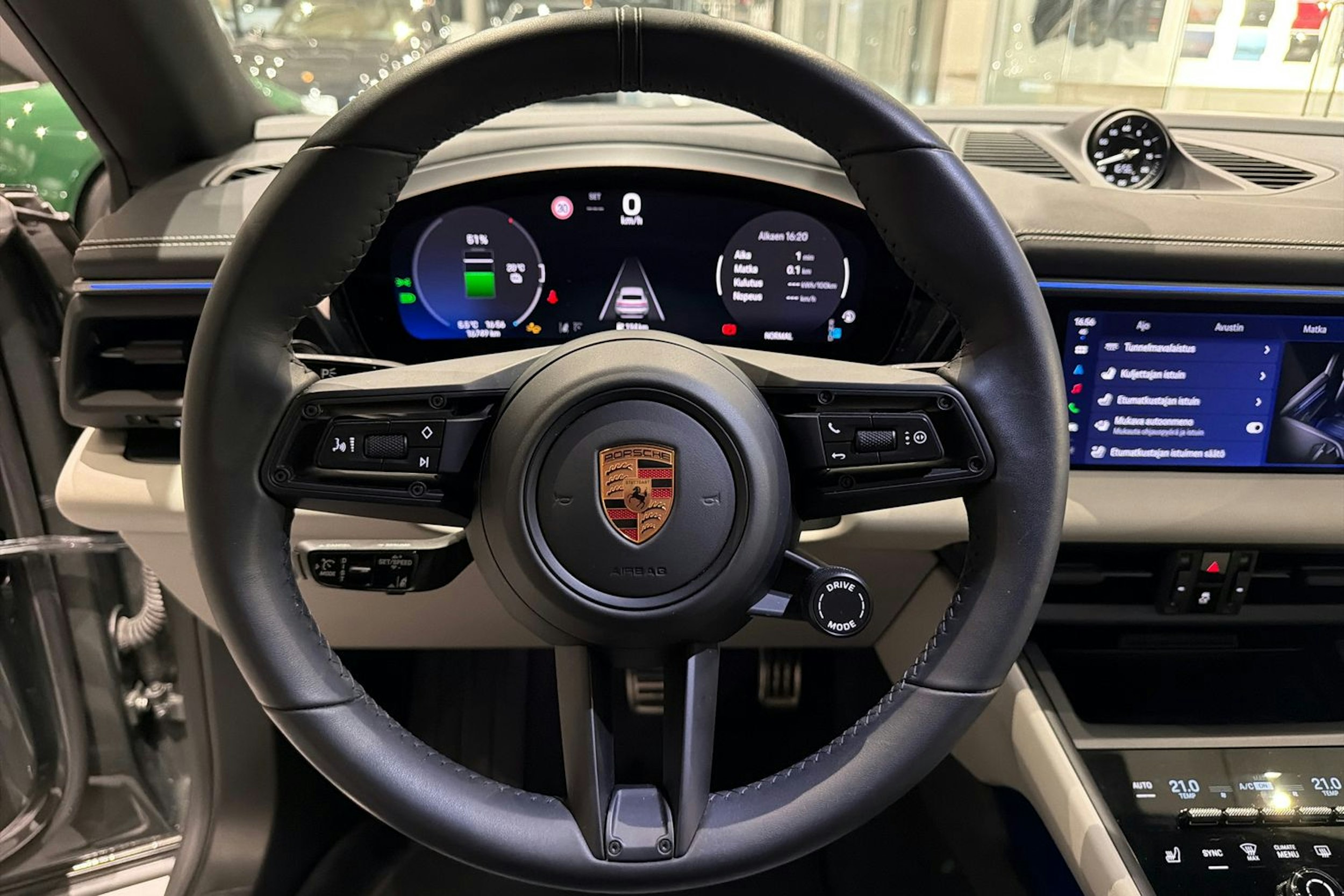 vihreä Porsche Macan 2024 kuva 19.