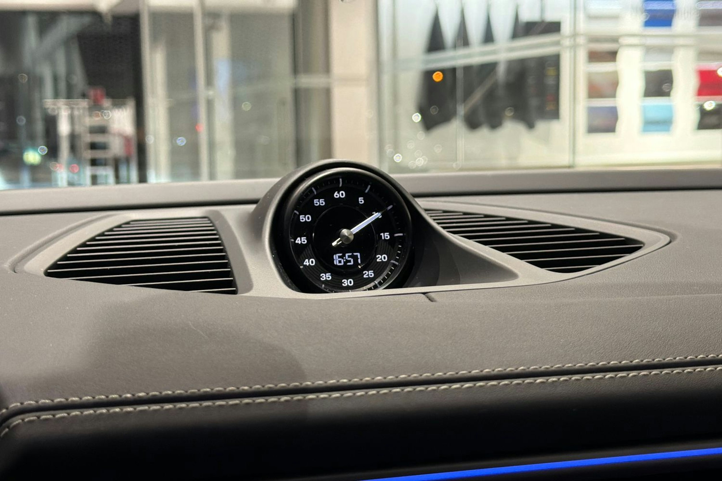 vihreä Porsche Macan 2024 kuva 23.