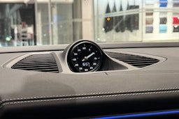 vihreä Porsche Macan 2024 kuva 23.