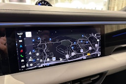 vihreä Porsche Macan 2024 kuva 26.