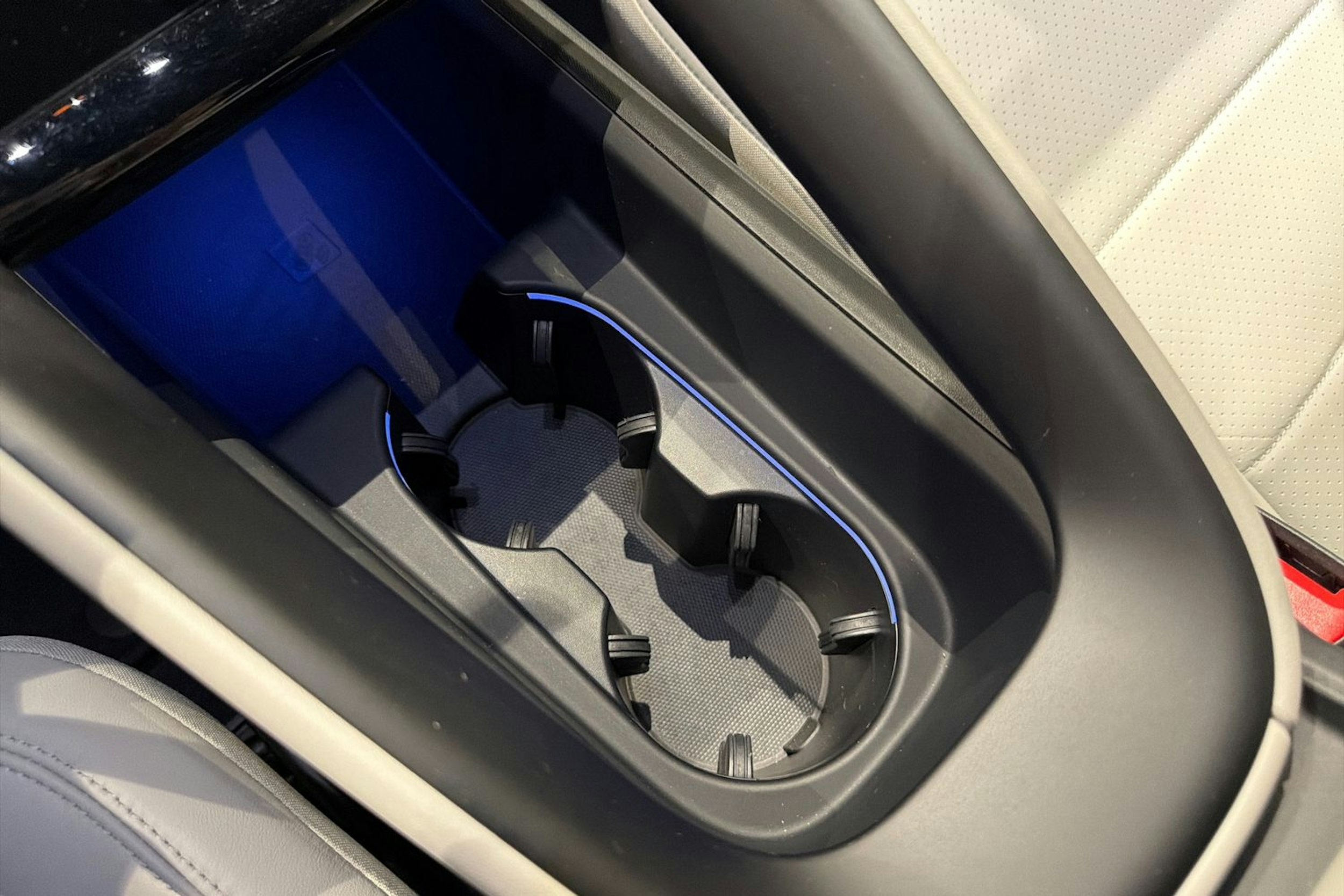 vihreä Porsche Macan 2024 kuva 29.