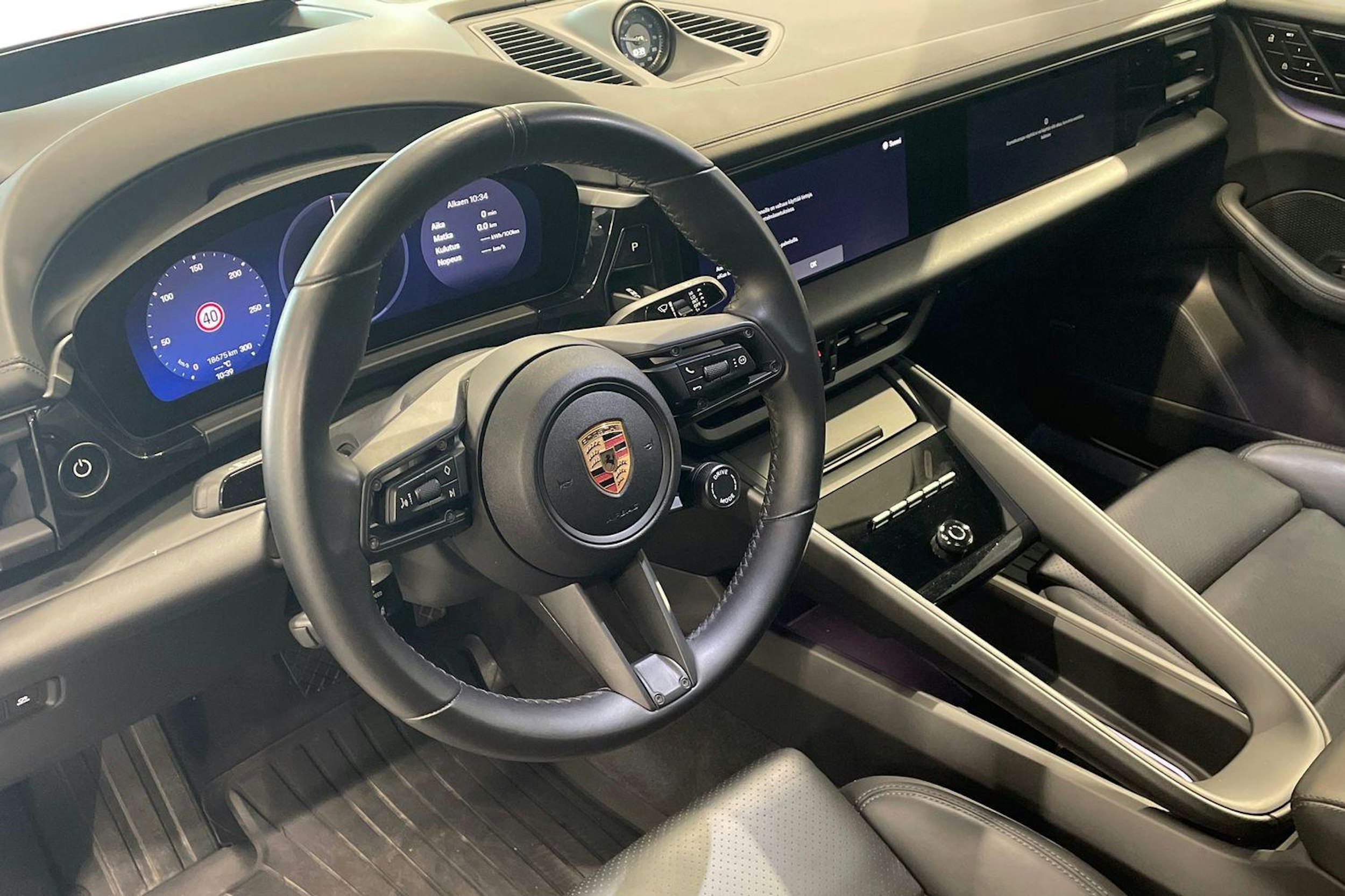 oranssi Porsche Macan 2024 kuva 6.
