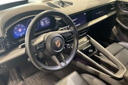 oranssi Porsche Macan 2024 kuva 6.
