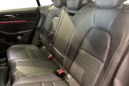 oranssi Porsche Macan 2024 kuva 8.