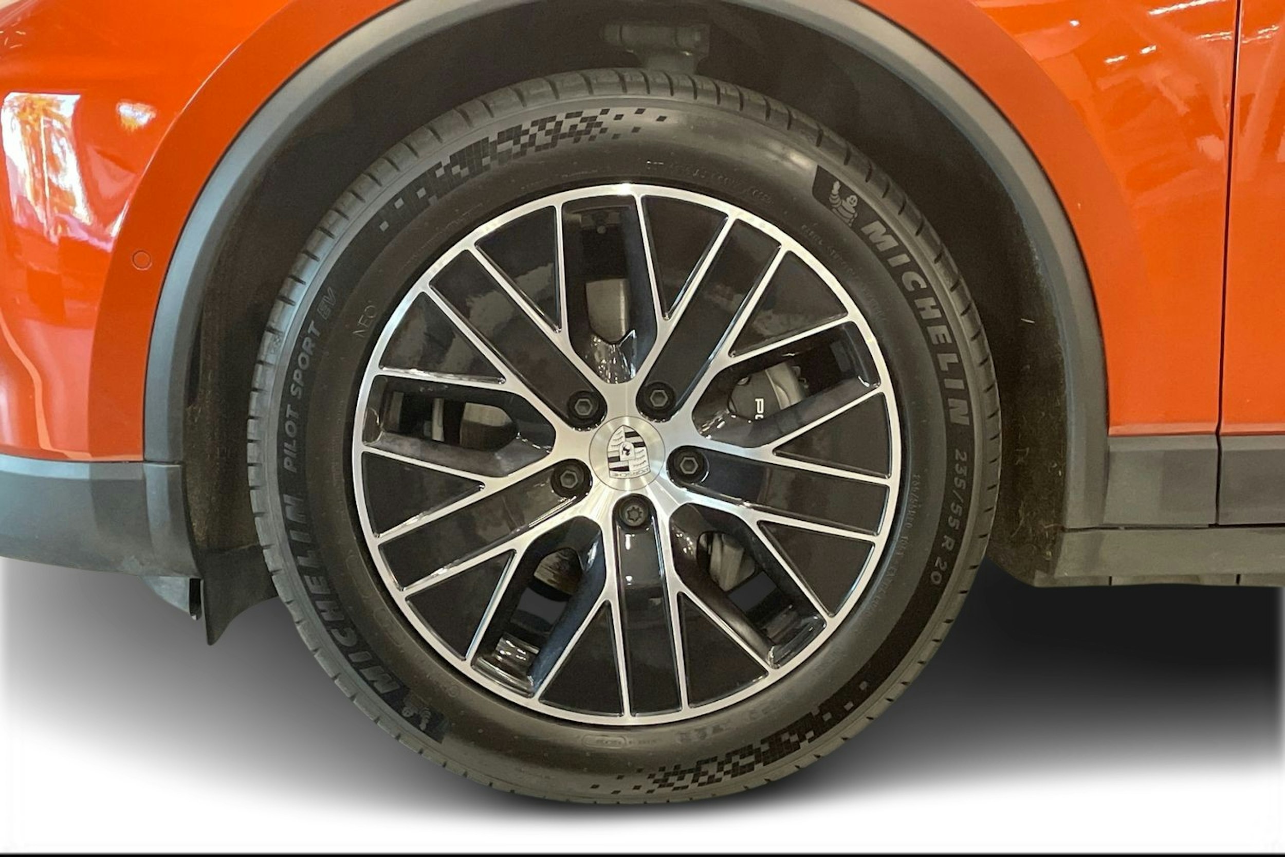 oranssi Porsche Macan 2024 kuva 9.