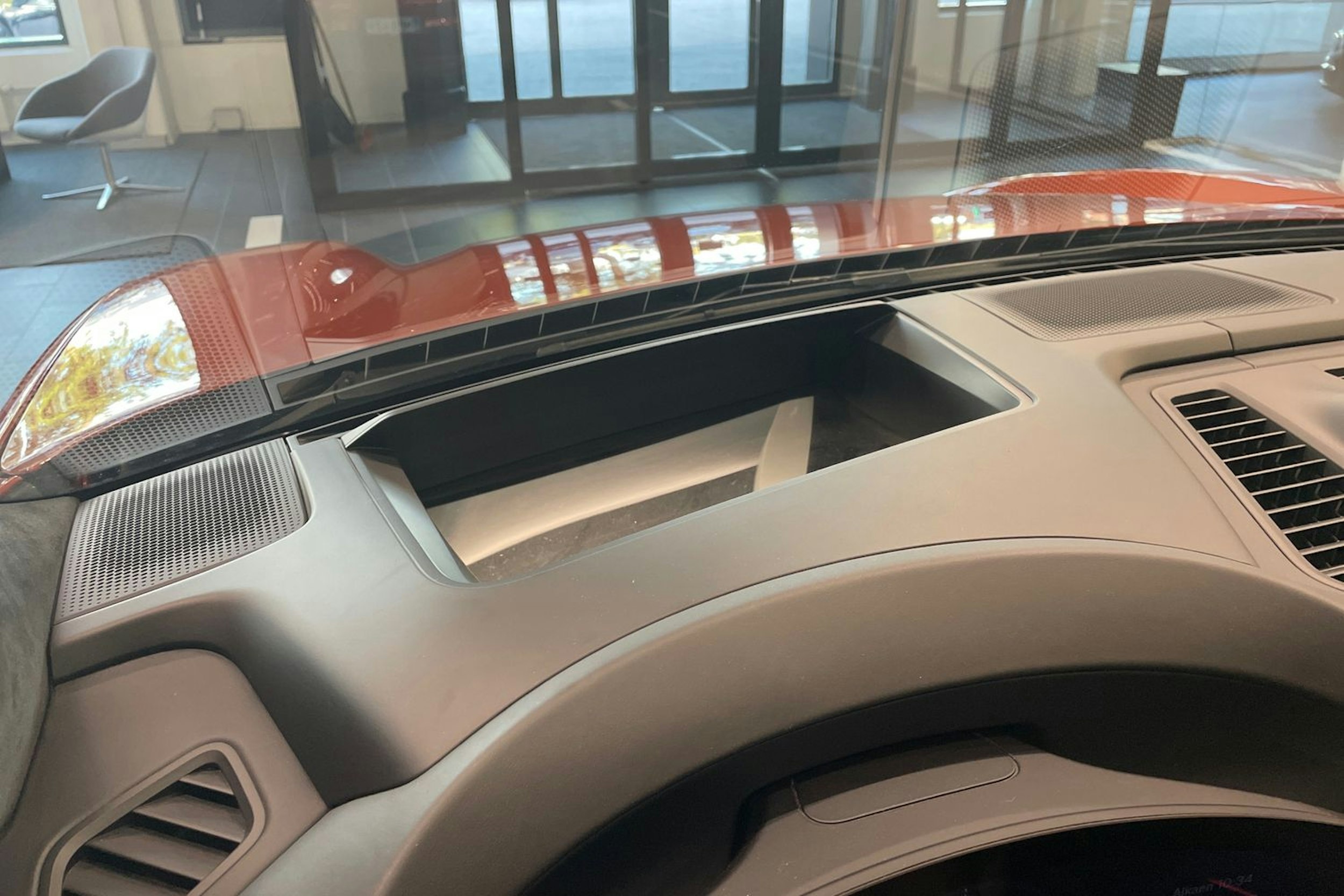 oranssi Porsche Macan 2024 kuva 11.