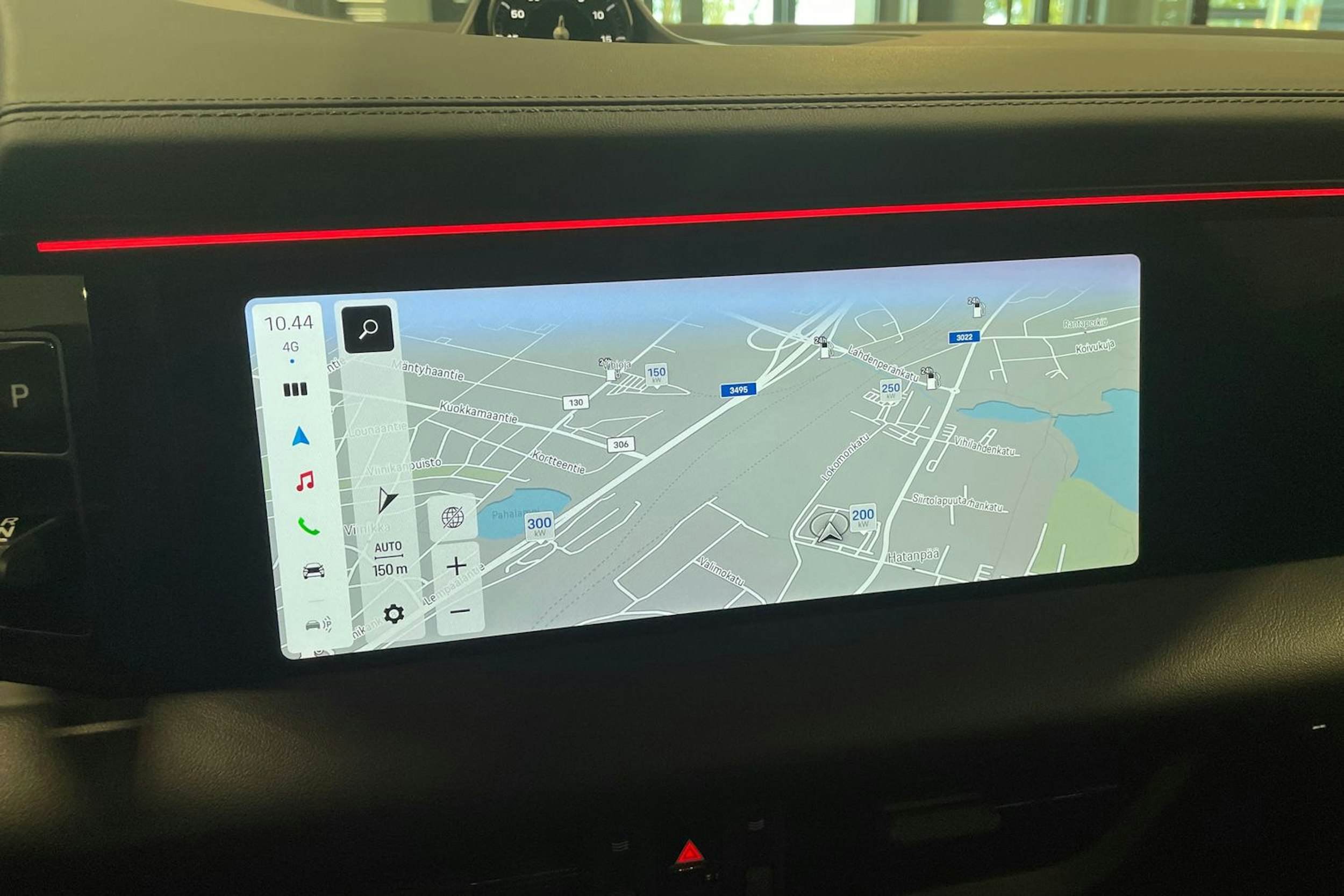 oranssi Porsche Macan 2024 kuva 13.