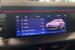 oranssi Porsche Macan 2024 kuva 15.