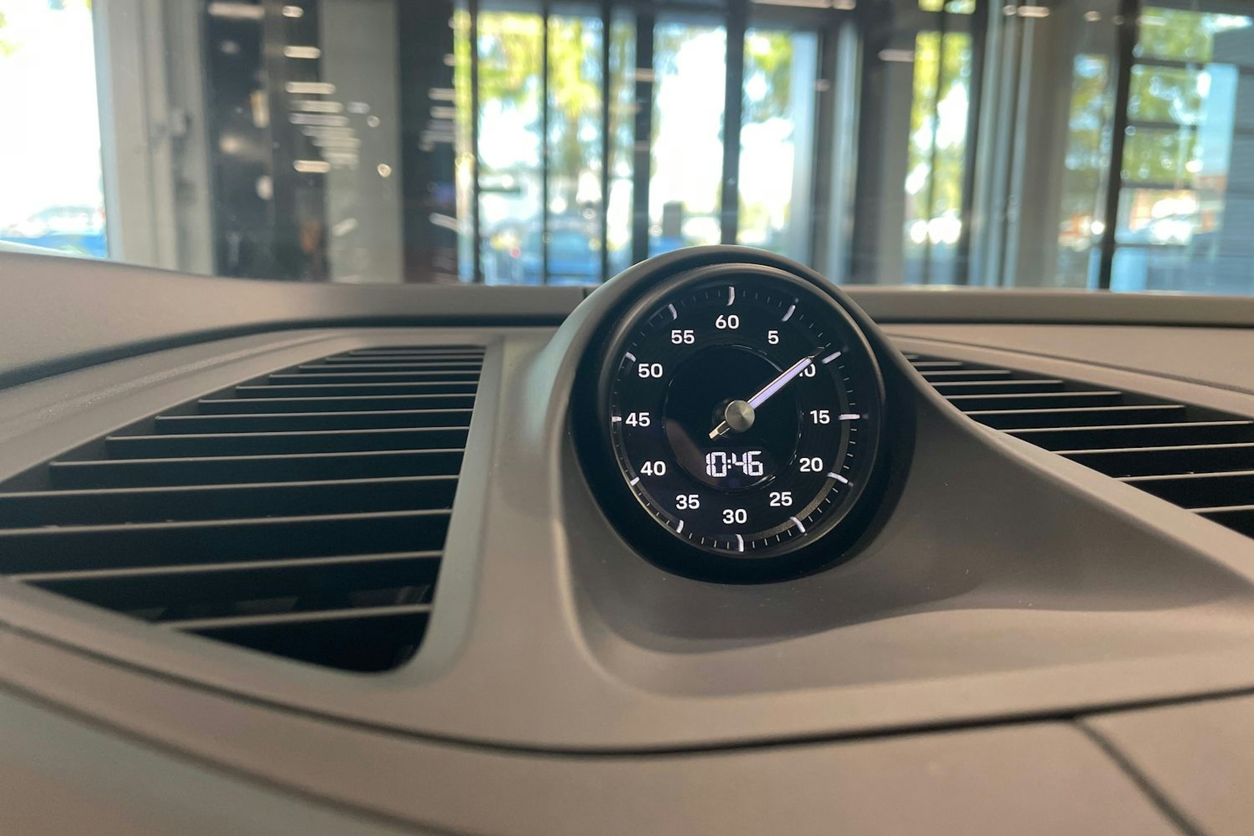 oranssi Porsche Macan 2024 kuva 18.