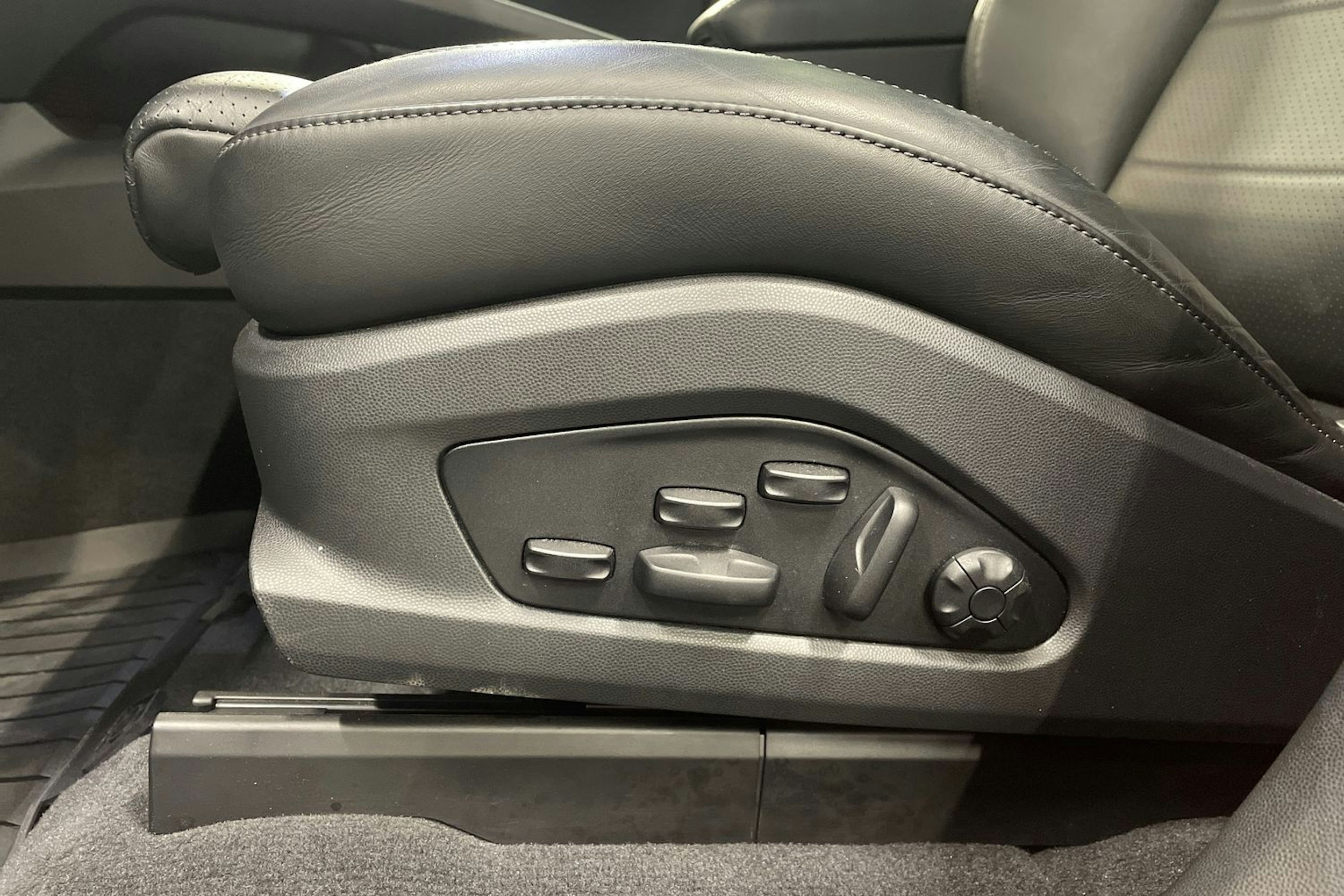 oranssi Porsche Macan 2024 kuva 20.