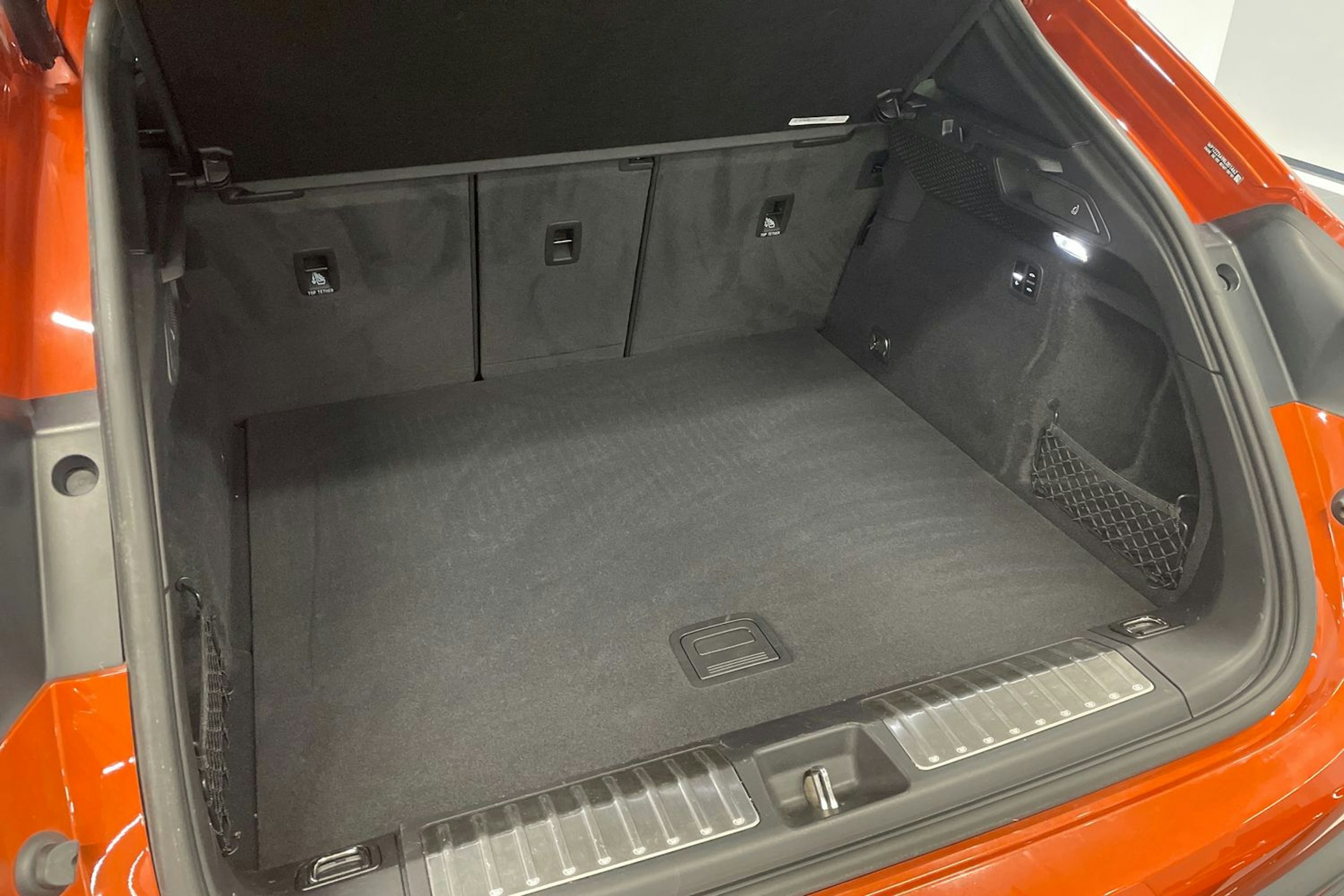 oranssi Porsche Macan 2024 kuva 22.